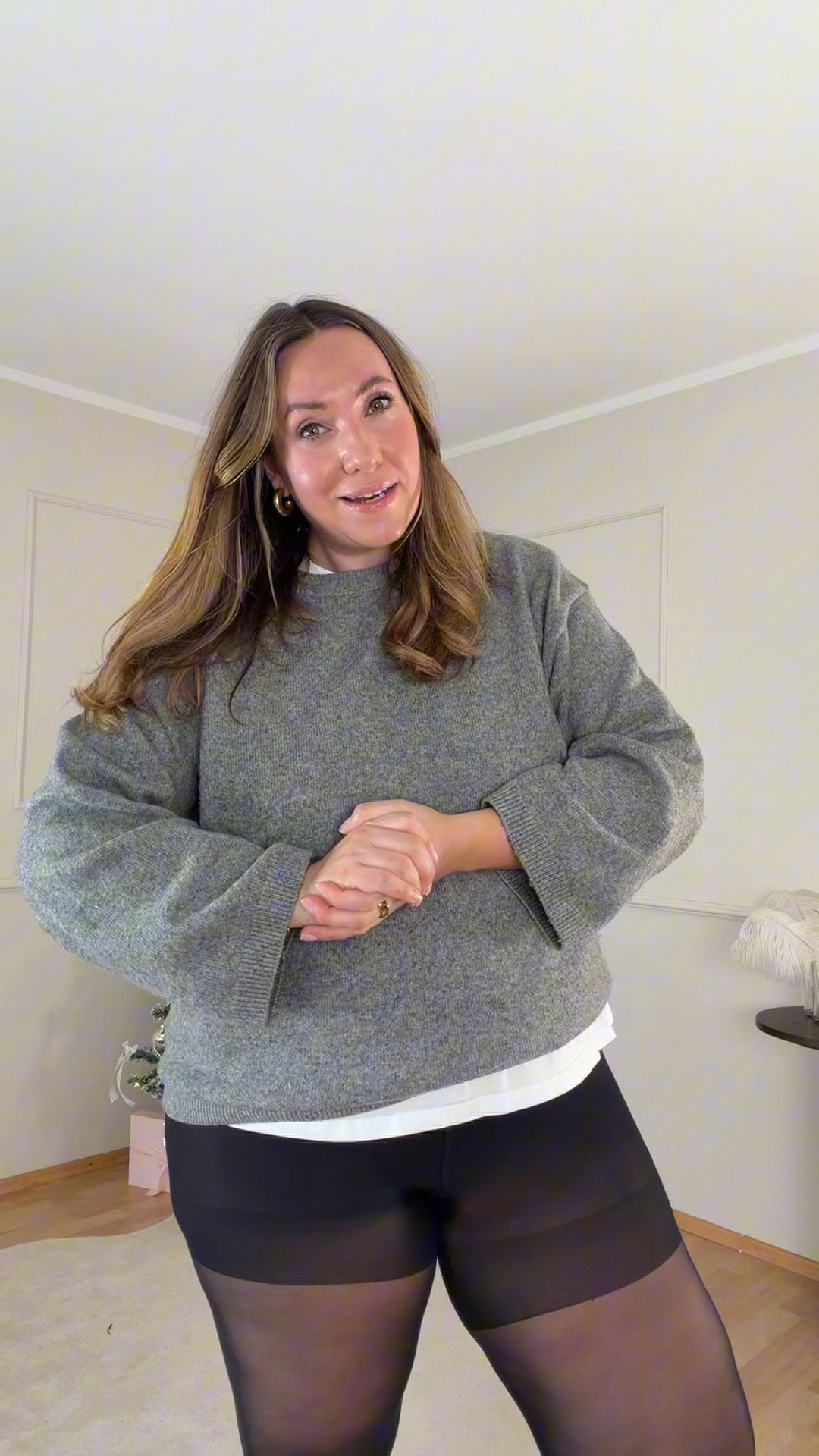 Es ist verrückt, wie krass ein Outfit sich verändert – nur durch den Schnitt und die Kombi! 🔥
Bitte lasst euch nie einreden, dass man „mit mehr Kurven“ keine kurzen Shorts tragen darf. Doch, darf man. Und zwar genauso selbstbewusst wie jede andere auch. 

Ich liebe die längere Shorts ebenfalls total – wahrscheinlich würde ich sie einfach ohne Strumpfhose tragen, weil sie dann noch besser wirkt. Aber genau darum geht’s: Testet eure Pieces in verschiedenen Varianten.
Nicht jeder Schnitt passt zu jedem Körper – und das ist komplett normal. Probieren, spielen, neu kombinieren. 

Am Ende zählt nur eins: Dass DU dich in deinem Look fühlst.

#LTKstyletip #LTKplussize #LTKdeutschland