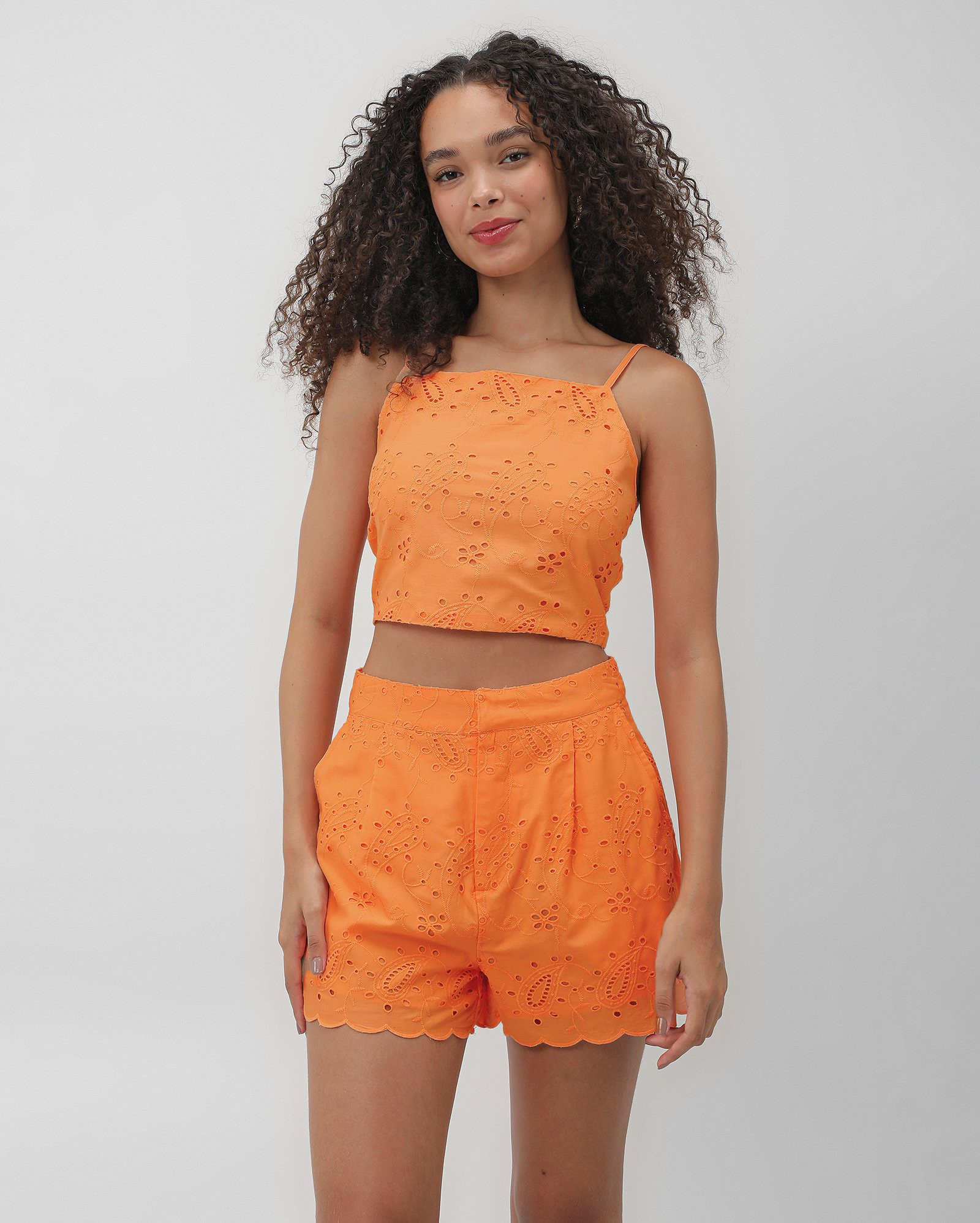 Short feminino em laise com pregas e zíper laranja | Pool by Riachuelo | Riachuelo (BR)