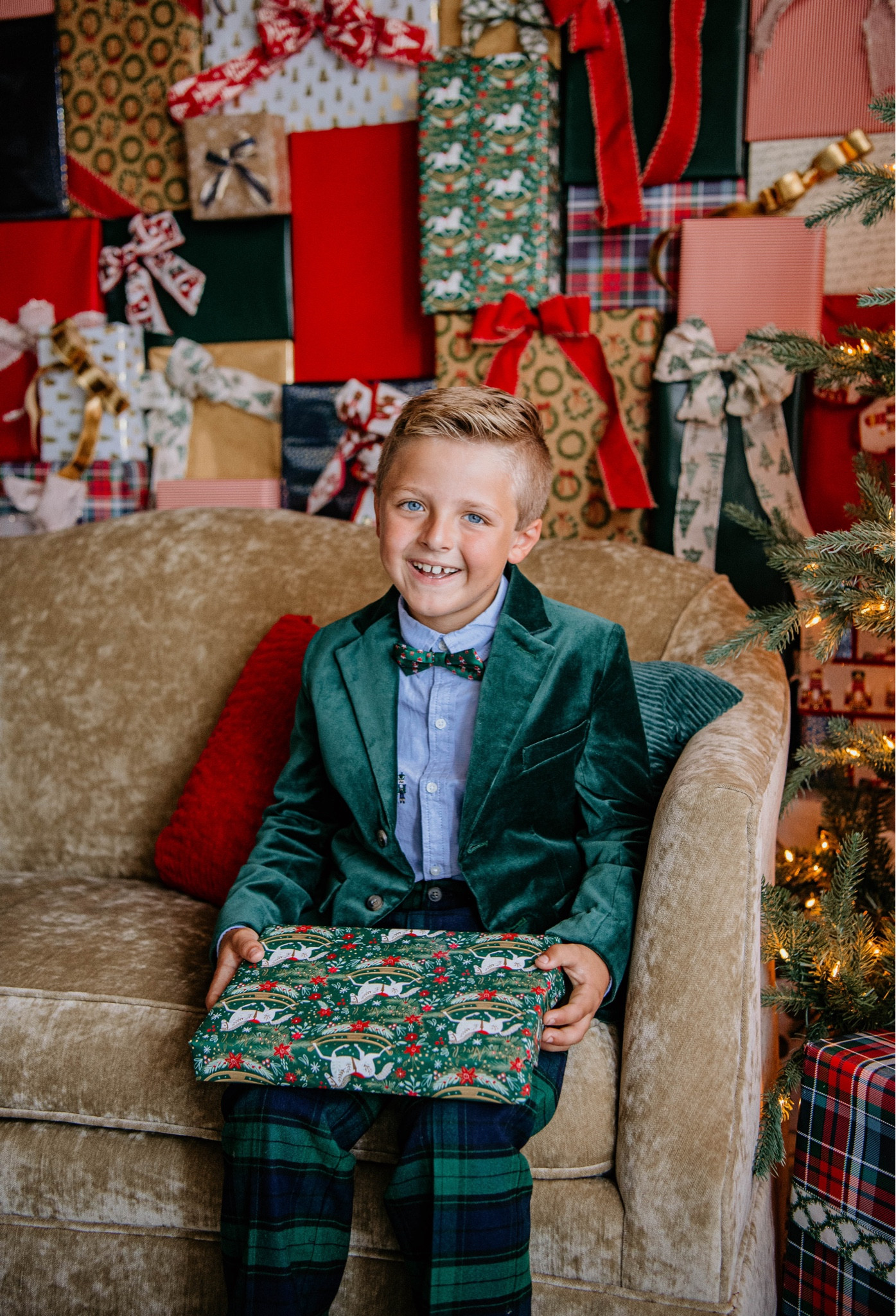 • All wrapped up in a Christmas feeling 🎁❤️🎄 who is ready to shop the cutest Christmas outfits for their Holiday photos this year ?!• 