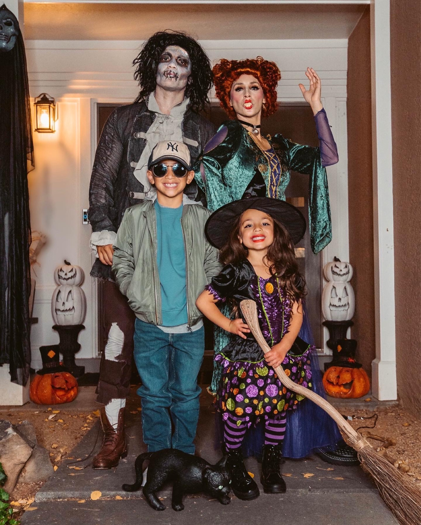 Family Halloween costume ideas #halloweencostume #costume #familyhalloweencostume #familycostume #avatar #disney #hocuspocus 
