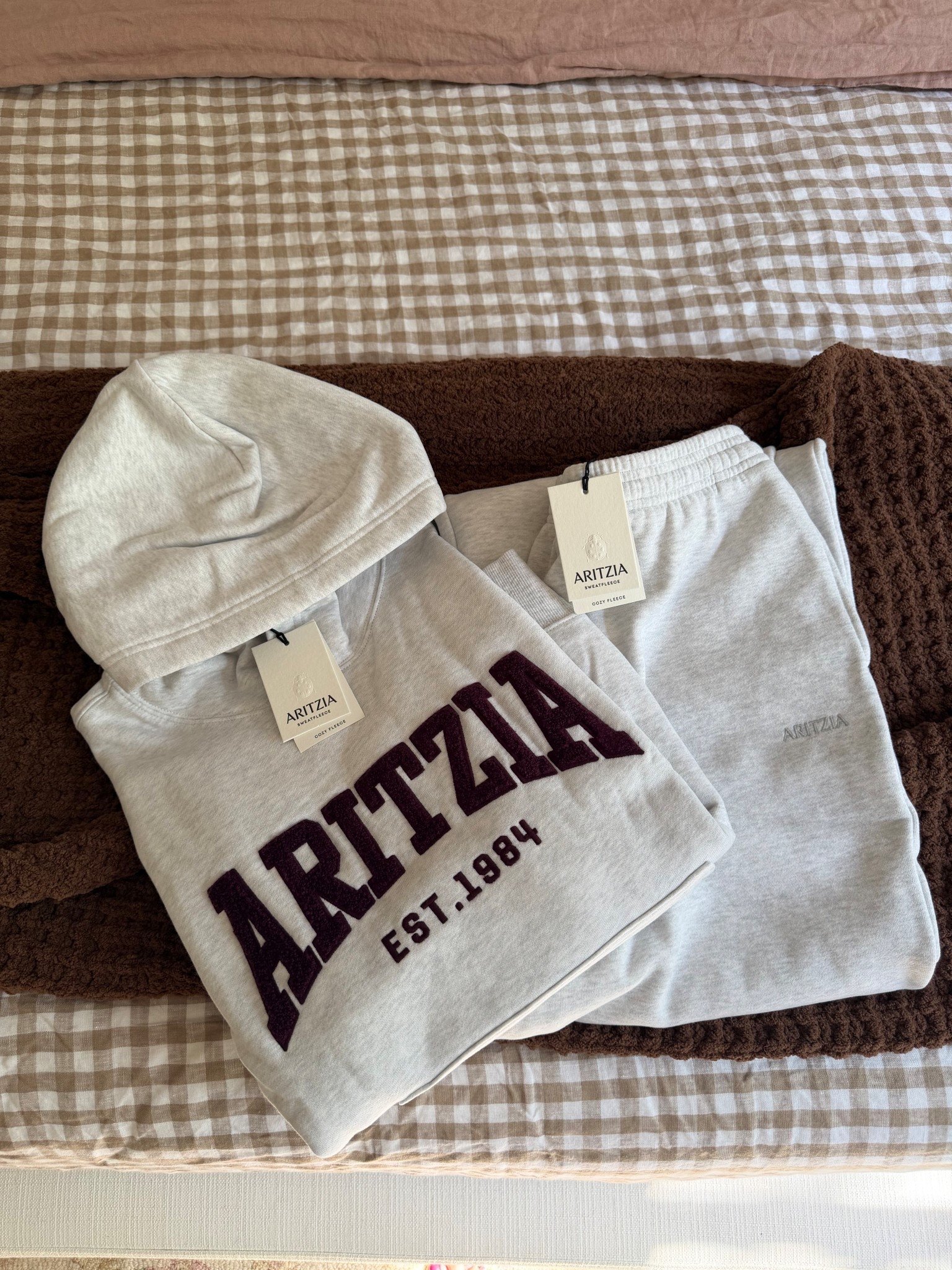 The perfect sweat set !! So so comfy!! I got a size medium in both for an oversized fit :)

#LTKGiftGuide #LTKootd #LTKHoliday