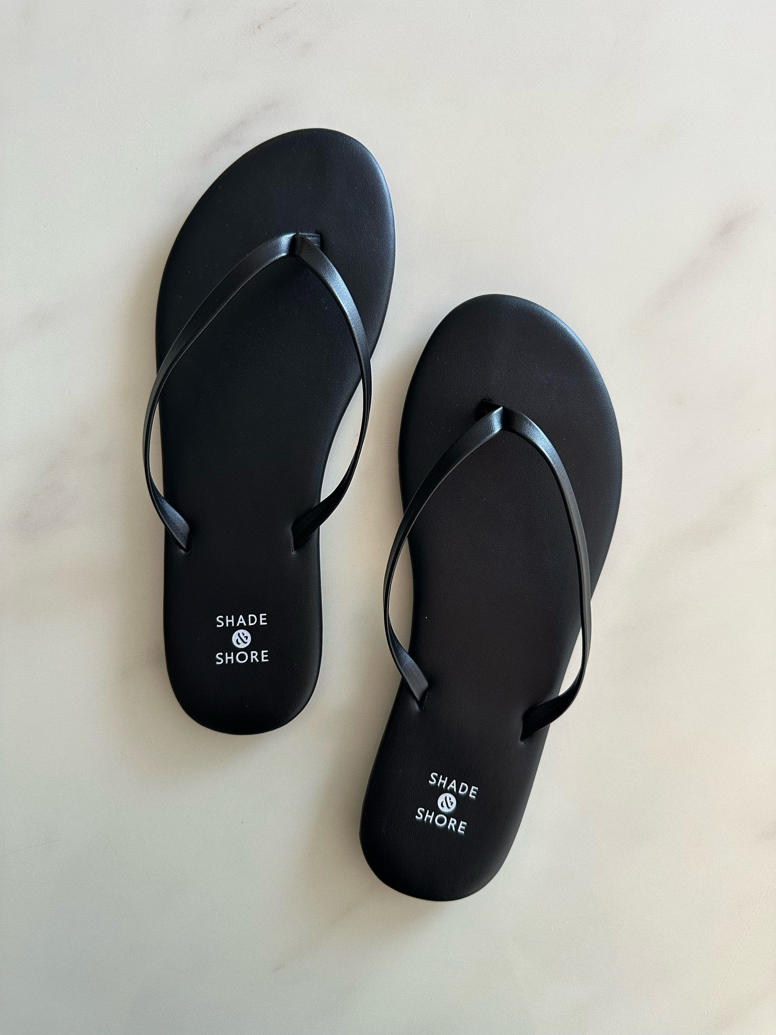 I am so ready to wear my flippys again! 😆☀️ I have completely lost my flip flop tan lines!! 😂😂
And these are my fav!! 🖤
#target #flipflops #sandals #spring #summer 