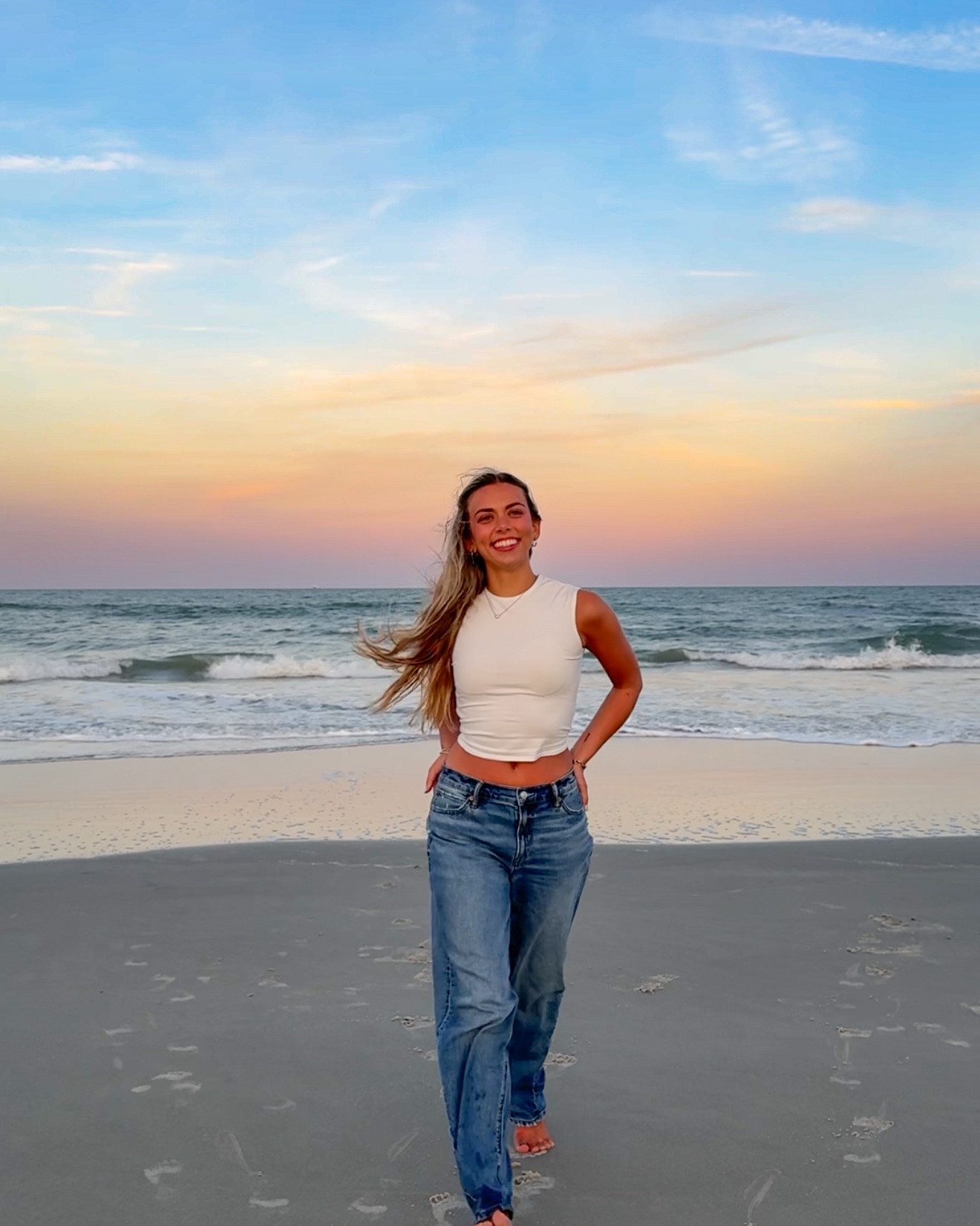 Shop my AE favorites! This top and jean combination is a comfy, cute outfit to wear all summer long! @americaneagle #AEjeans #AEpartner