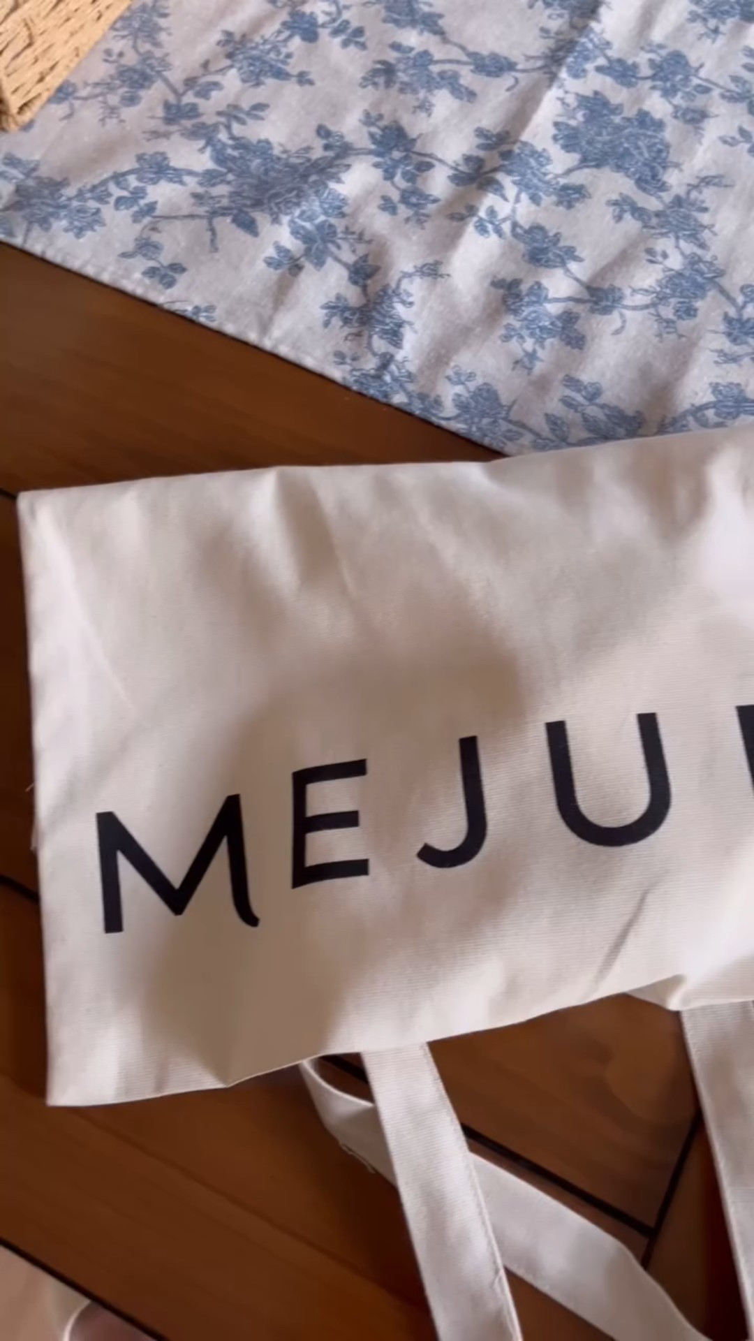 A little early birthday gift 🎁 #mejuri #signetrings #goldjewellery #pinkyring #birthdaygifts #almostbirthday #unboxwithme