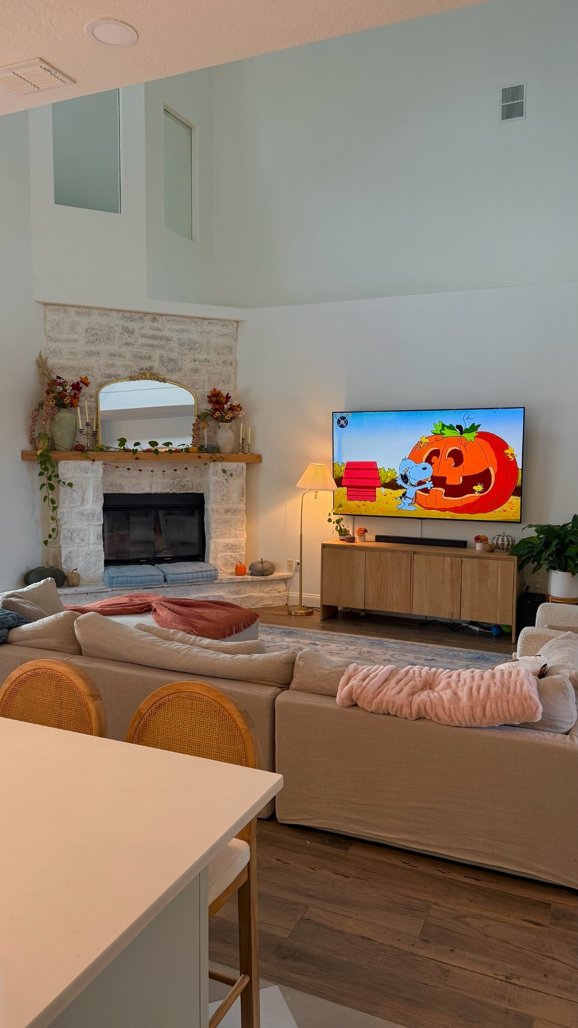 a cozy day in our cozy living room 🫶🏼