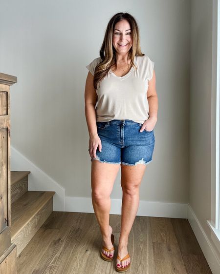 Casual Spring Outfit

Use code RYANNE10 for 10% off Gibsonlook items

Fit tips: Jen 7 Shorts Size 12 | 4" Inseam | 11.5” Rise // Top, L

2024 denim shorts  denim trends  midsize style  midsize fashion  midsize shorts  spring  spring fashion  the recruiter mom 

#LTKstyletip #LTKSeasonal #LTKmidsize