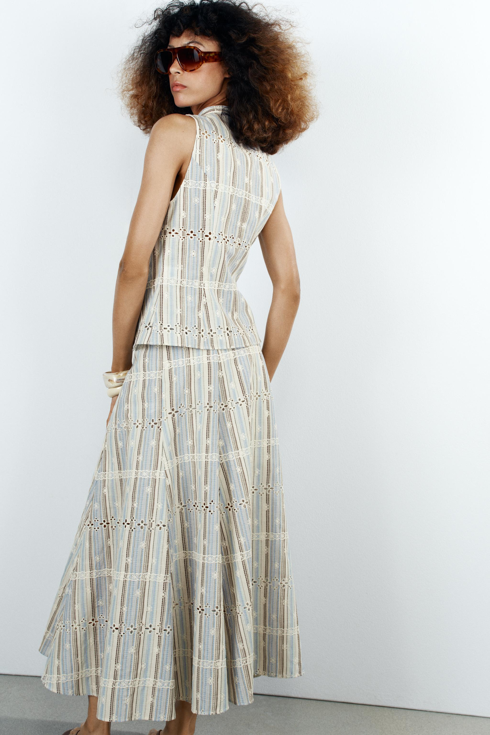 Printed top with eyelet embroidery. Round neck and sleeveless. Front button closure. | Zara US