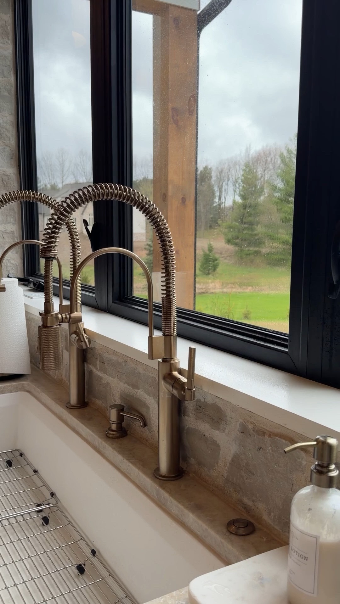 So obsessed with these double champagne bronze delta sink faucets in my kitchen 🤩