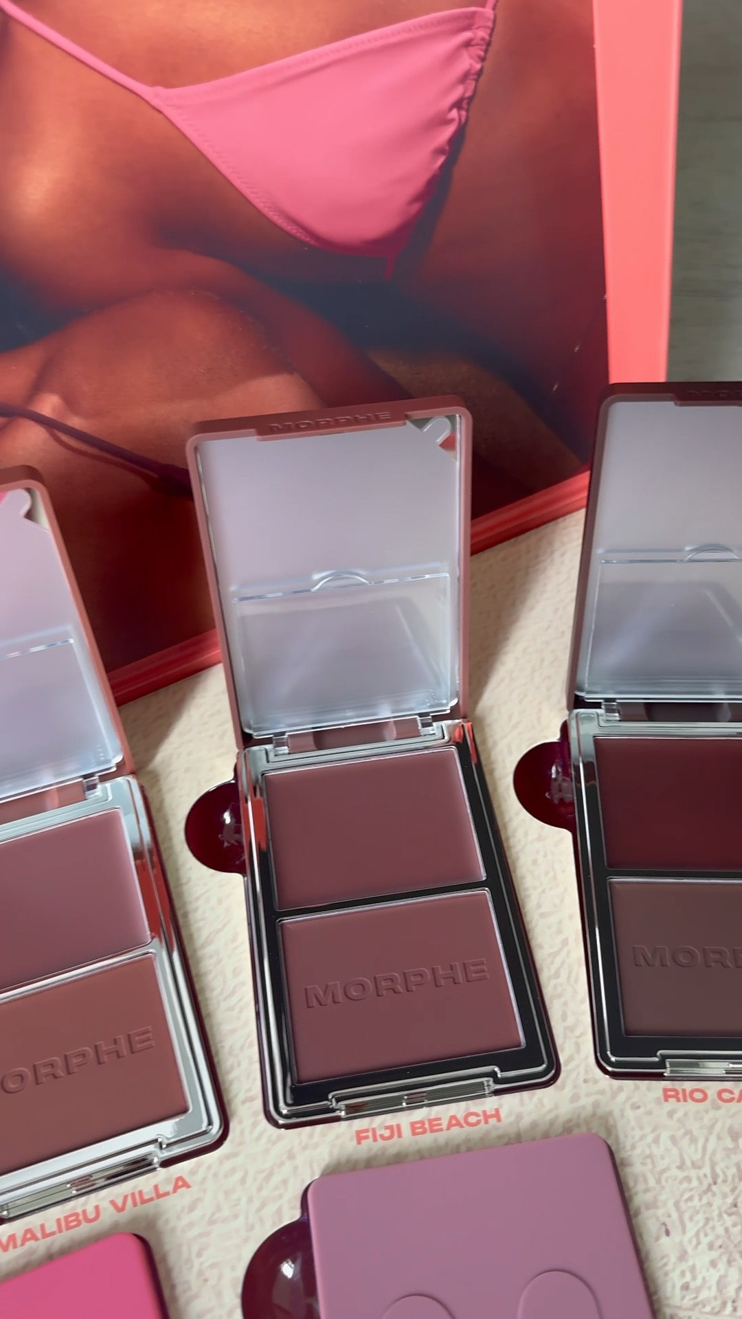 These bronze wnd tone duos are perfect for a sculpted look. It comes with a satin cream and power that can build on top of each other! 