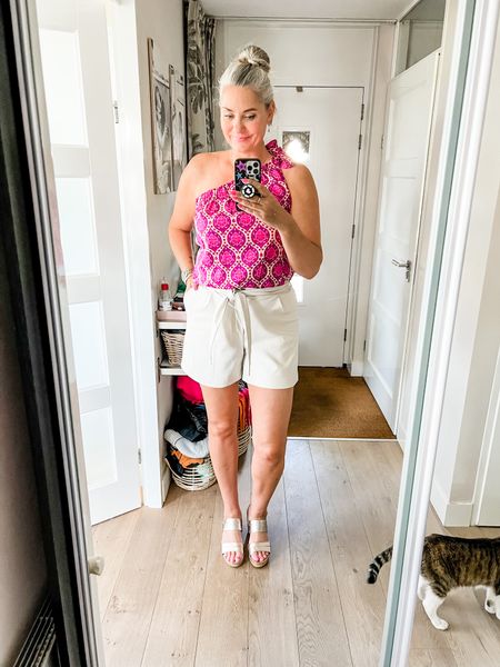Outfits of the week

Top and short are both Shoeby (current) and cannot be linked but I have linked similar items. 

One shoulder top cerise graphic print. Beige dressy shorts. Metallic wedges. 



#LTKstyletip #LTKcurves #LTKeurope