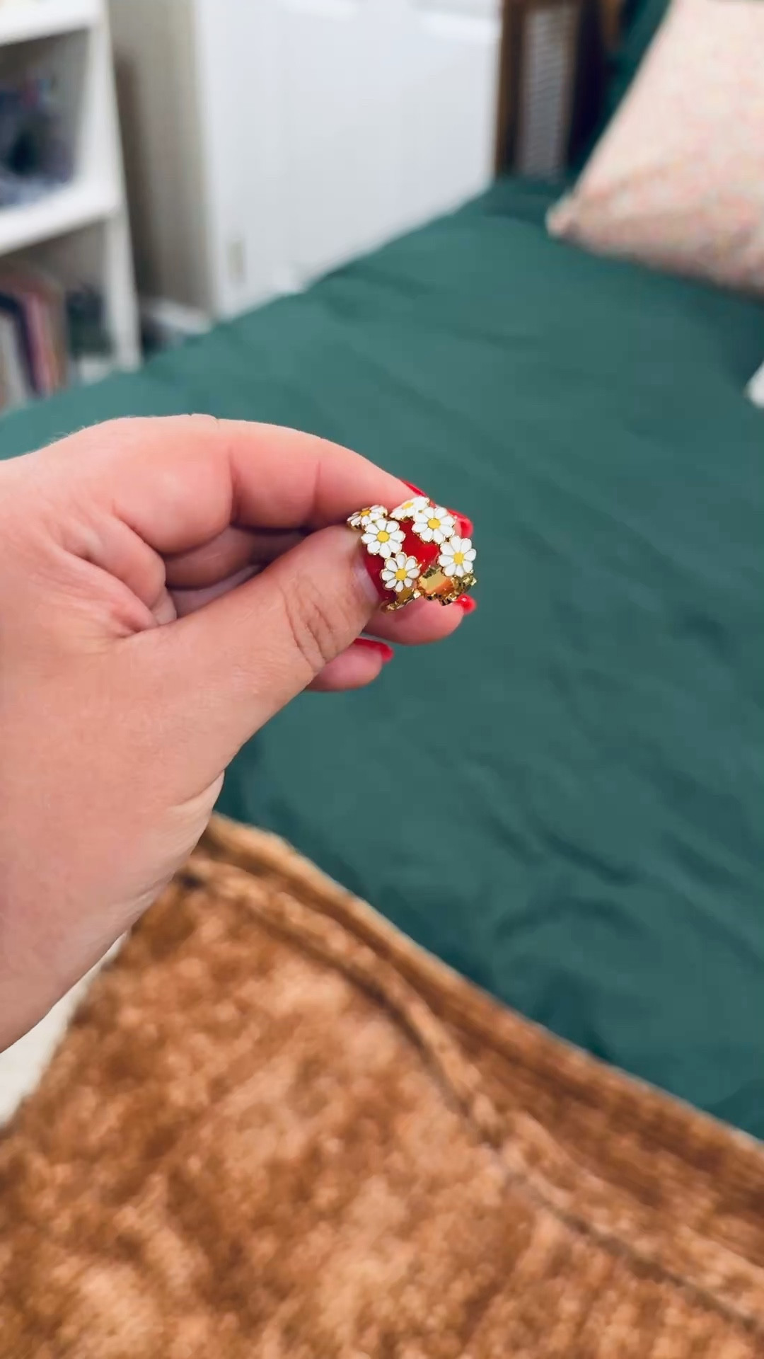 Cute + simple daisy earrings 🌼