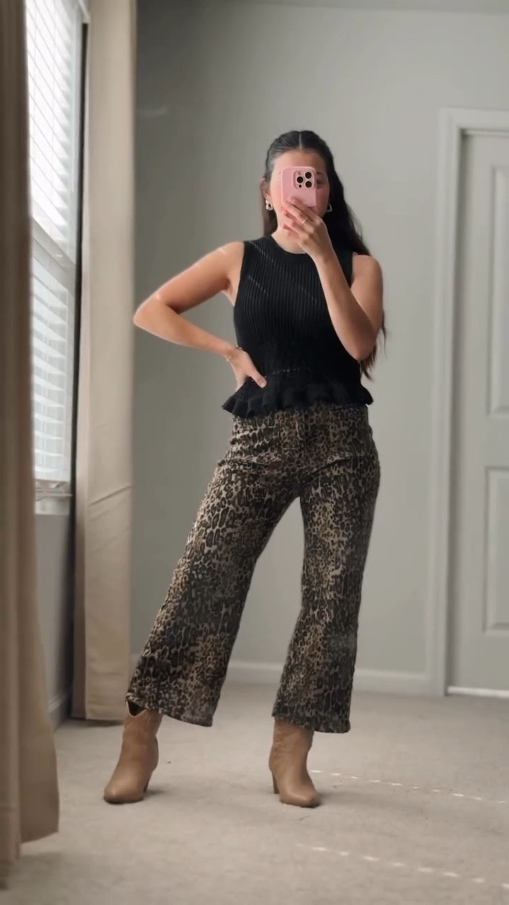 The leopard jeans I live in 🐆🖤
.
.
#momstyle #leopardjeans #outfitinspo #styleinspo #petitefriendly