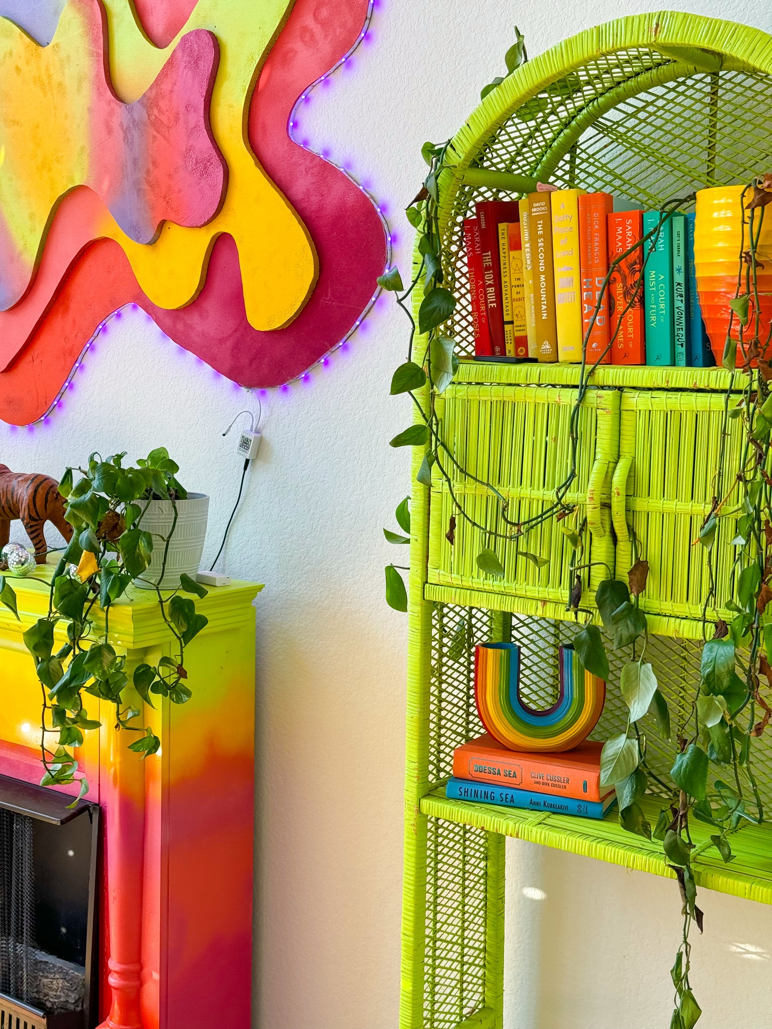 Rainbow decor is a NECESSITY in my house!!🤩🌈 I love this rainbow U vase on my bookshelf- it adds a unique shape & helps incorporate all of the colors together!!🤩💚🌿 