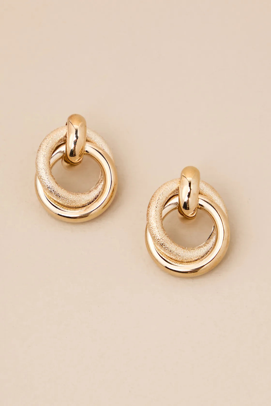 Bold Glow Gold Textured Interlocking Hoop Earrings | Lulus