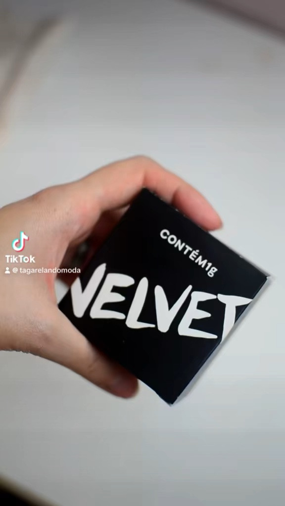 Informações importantes sobre o pó velvet da contém 1g:
.
- É super fino, estando inclusive entre os mais fininhos do mercado nacional;
.
- É um pó de finalização pra selar a pele, segurar os produtos líquidos e cremosos, sem construção de camadas, pra quem busca acabamento natural, sem pesar na pele, pois ele não constrói cobertura, e deve ser aplicado com pincel fofo, retirando excesso e esfumando tudo, sem jamais concentrar muito produto em uma região do rosto;
.
- Não estoura em flash quando usado é aplicado da maneira correta, e sim, há uma maneira correta e este conteúdo tem finalidade educativa, justamente pra ensinar o modo de uso deste produto. Nem sempre o fato do produto não ter funcionado com a pessoa significa que ele seja ruim de performance, muitas vezes o consumidor só não foi instruído para usar o produto da maneira correta, e no caso de pós, cada um vai ter sim sua particularidade e nem todos foram pensados e construídos para construção de camadas e técnica baked. 😉
.
- Tem efeito Blur, reduzindo bastante o brilho e oleosidade de pele, além de deixá-la com um acabamento incrível e disfarçar bastante linhas finas e poros.
.
- É totalmente translúcido e funciona para todos os tipos de pele. 
.
#contem1g 