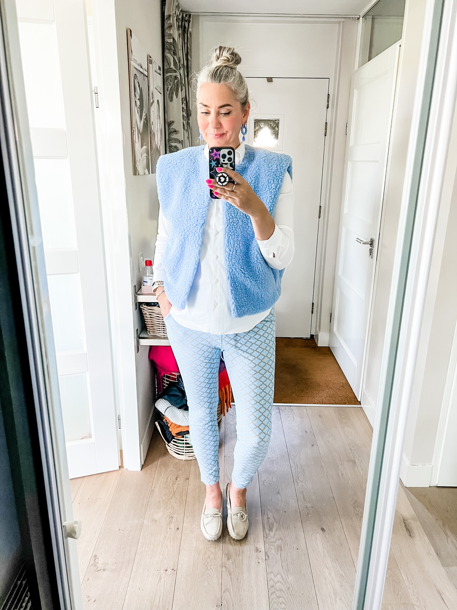 Outfits of the week

Ready for a bike ride. Wearing a crisp white shirt (xl) with a baby blue Sherpa bodywarmer (local boutique) and light blue and camel travel pants (Ambika,M) and beige loafers. 



#LTKeurope #LTKstyletip #LTKcurves