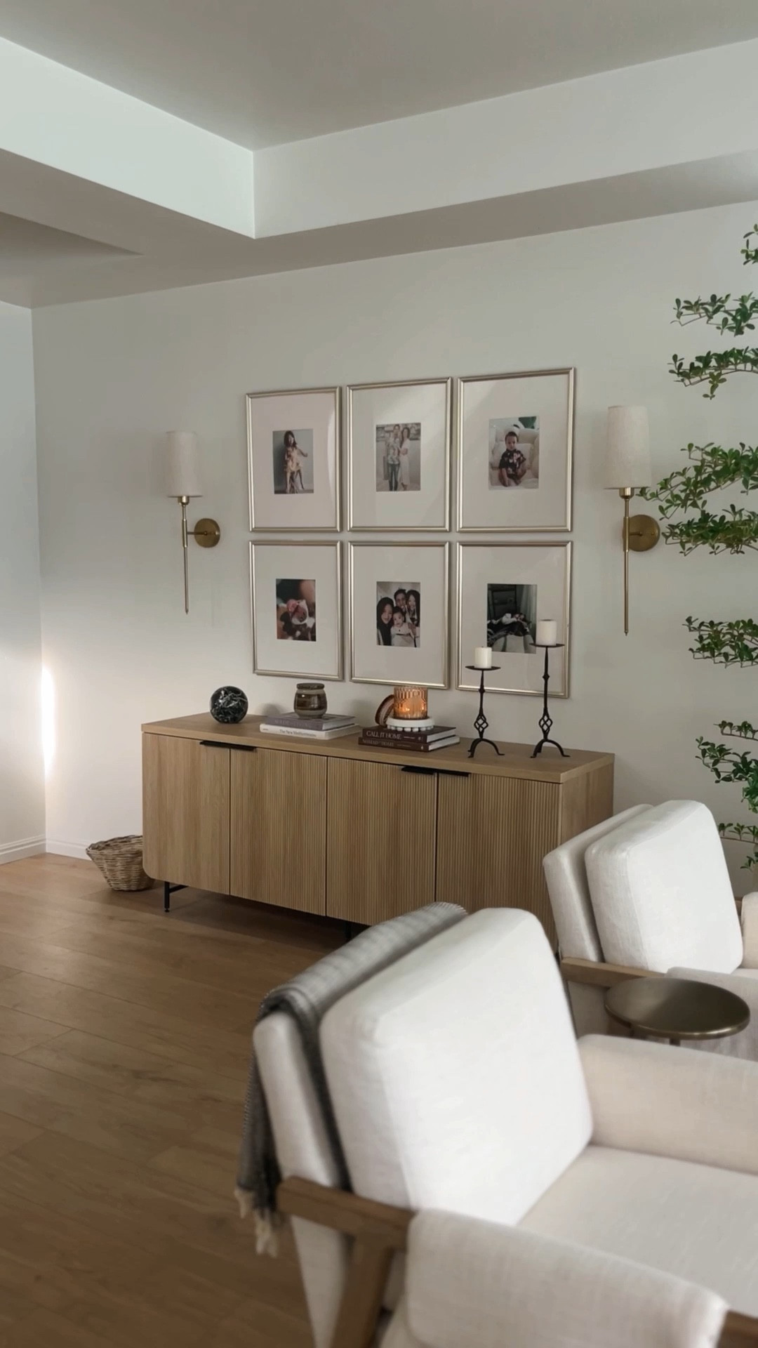 We’ve been getting a bit of rain and it’s been nice after all the hot summer weather 😮‍💨 time to welcome fall into the home! 🍂 





#home #decor #gallerywall #livingroom #entryway #cabinet #consoletable #interior #modern #neutral #traditional #fall #cozy

#LTKHome #LTKStyleTip