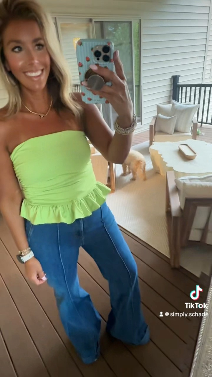 💚 This top + these jeans = such a cute combo! Loving the pop of lime with the high-waisted flares — flattering, fun, and perfect for a summer night out. ✨ Linking the whole look on my LTK!

#LTKStyle #LTKFashion #SummerStyle #OOTD #SimplySchade

#LTKdayinmylife #LTKootd #LTKgrwm