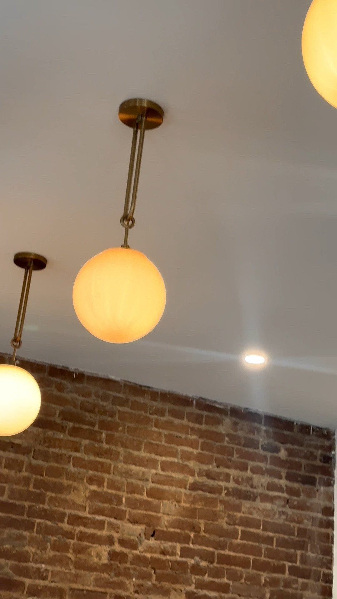 Brighten up your kitchen with the stunning island pendants ✨ Functional, stylish, and perfect for any space.

#KitchenDesign #IslandLighting #HomeDecor #PendantLights #ModernClassic #KitchenStyle #InteriorInspo

#LTKHome #LTKSeasonal