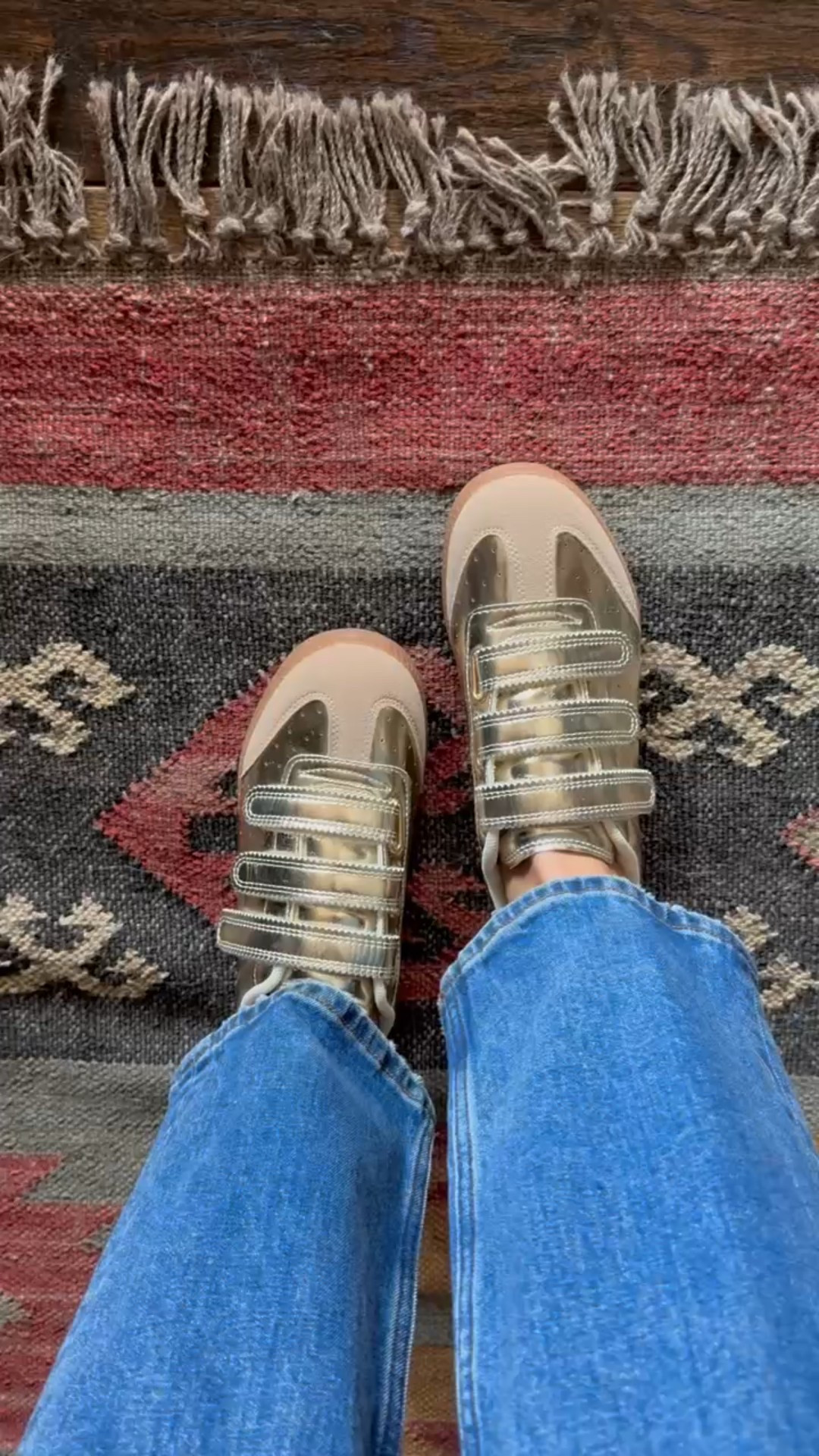 These gold sneakers would be such cute shoes to wear with your NYE outfit! 

#LTKFindsUnder100 #LTKSaleAlert #LTKFindsUnder50