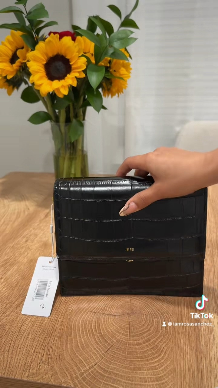 Jw pei purse, unboxing, bag unboxing, black purse

#LTKVideo #LTKFindsUnder100 #LTKSaleAlert