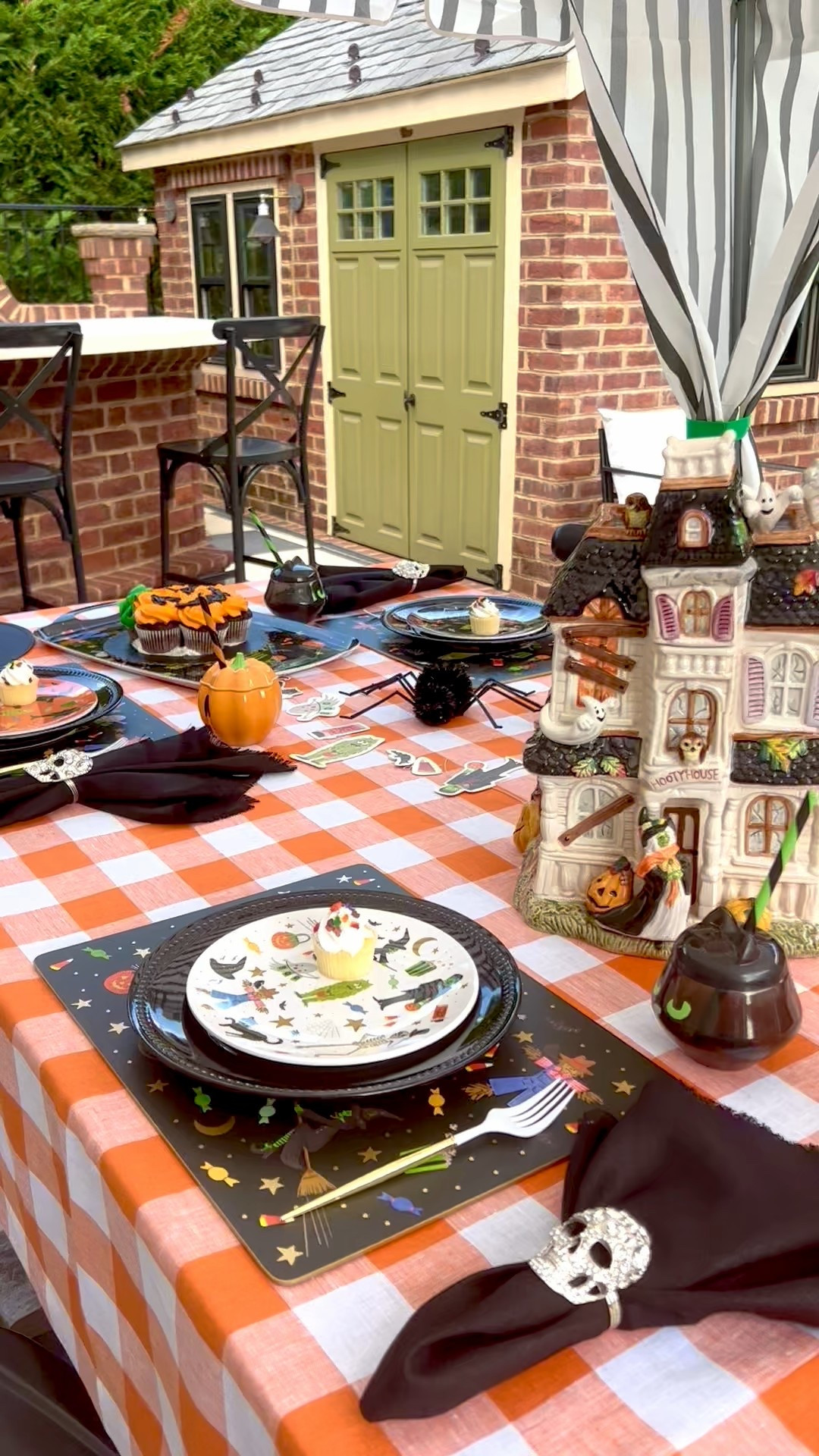 Halloween tabletop must haves! 
Please choose the right color linens when ordering:
Tablecloth is Pumpkin
Cocktail/Dinner napkins:black
Placemat: Black/white 