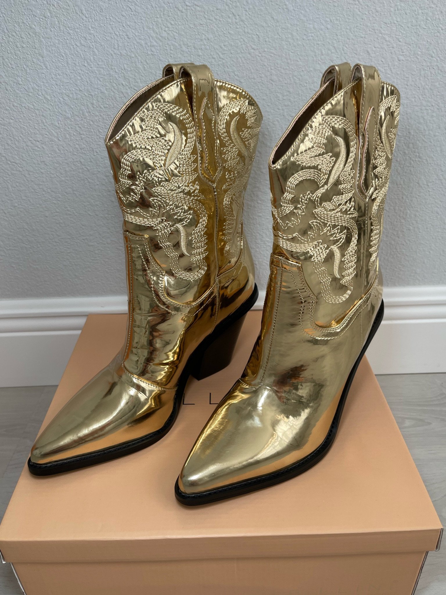 The most perfect festival boots! Metallics are so in this season! 
These Billini boots run true to size! 

#billini #boots #goldboots #festival #country #concert #coachella #LTKcreator #sweepstakes 

#LTKFestival #LTKFind #LTKSeasonal