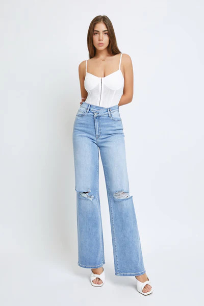 [LOGAN] LIGHT WASH CROSSOVER STRETCH DAD JEAN | Hidden Jeans