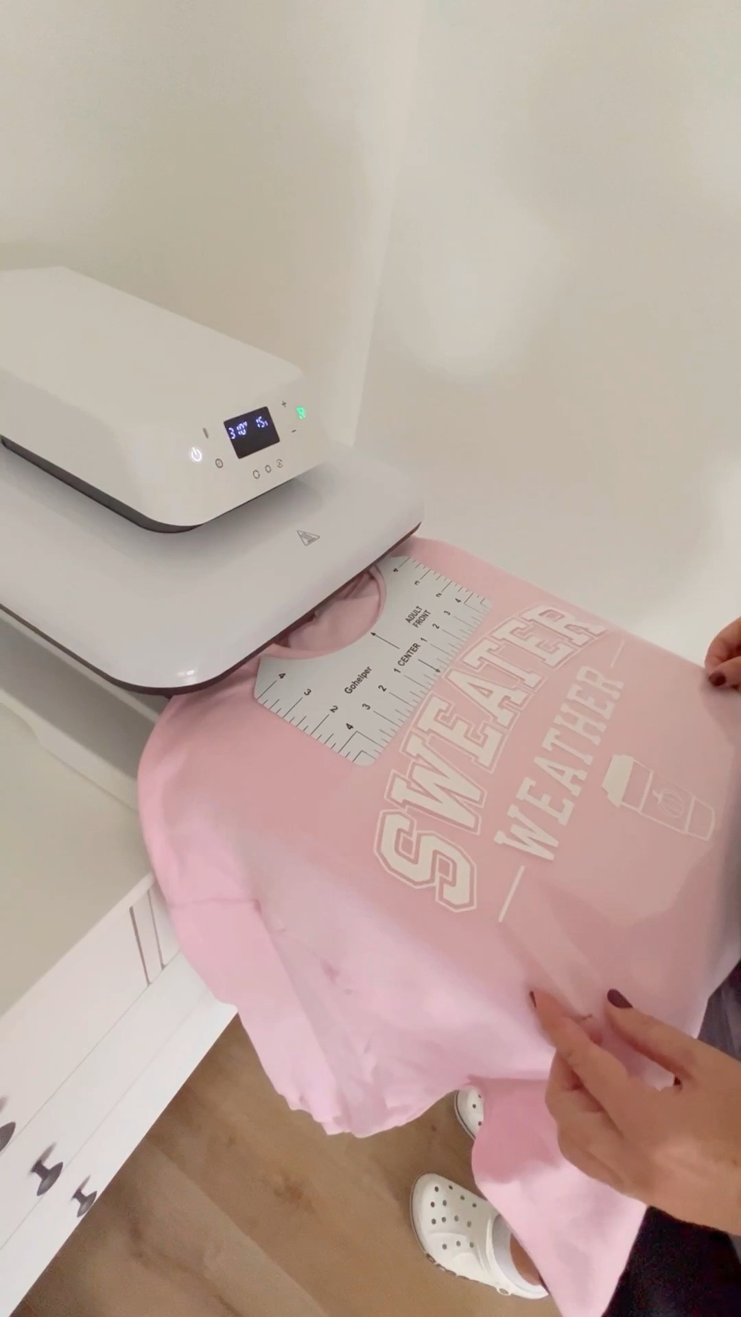 My first time using puff vinyl from @teckwrapcraft and I absolutely loved it! 🤩 I might need to add a bit more pressure next time, but overall, I’m thrilled with how it turned out. What do you think? 😊 

#LTKHoliday #LTKSeasonal #LTKVideo