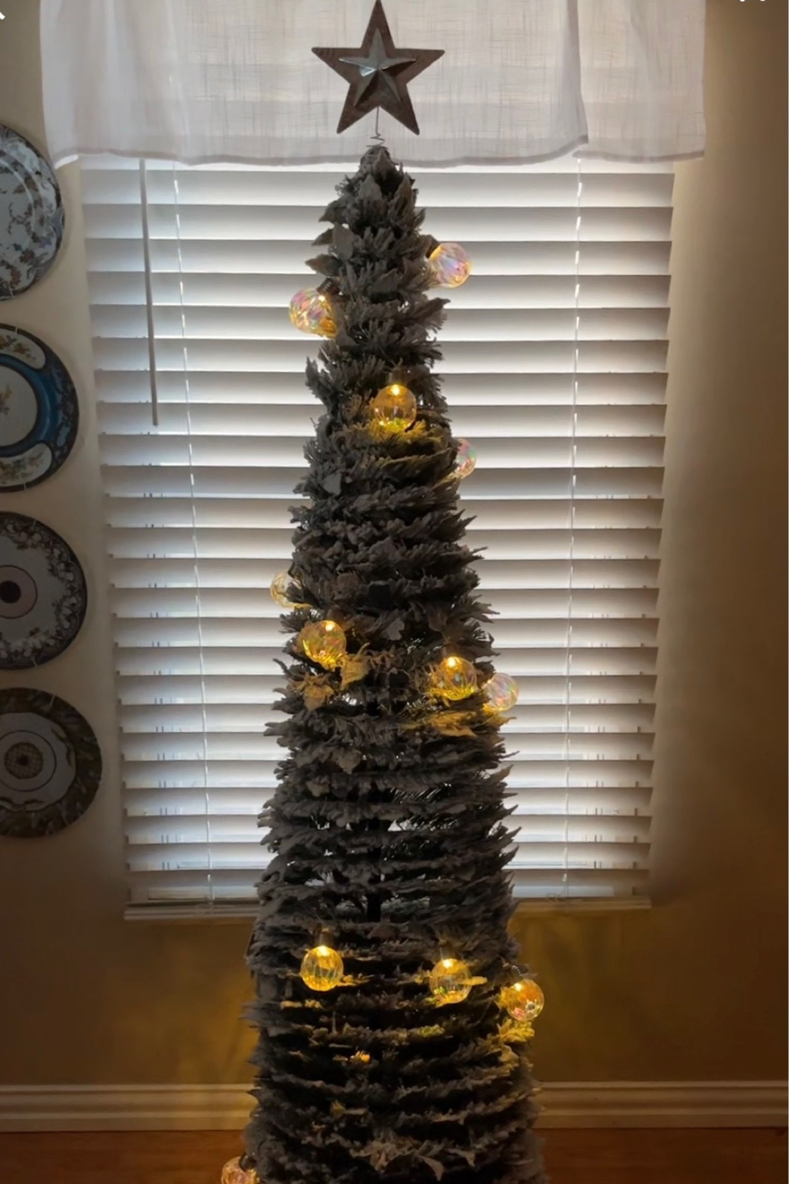 🎄 Pop up Christmas Tree from Amazon y’all!! Just takes minutes to put together and take down. It’s a perfect tree for small spaces, and it doesn’t take up much storage space too! $39.99

#LTKSeasonal #LTKfamily #LTKHoliday