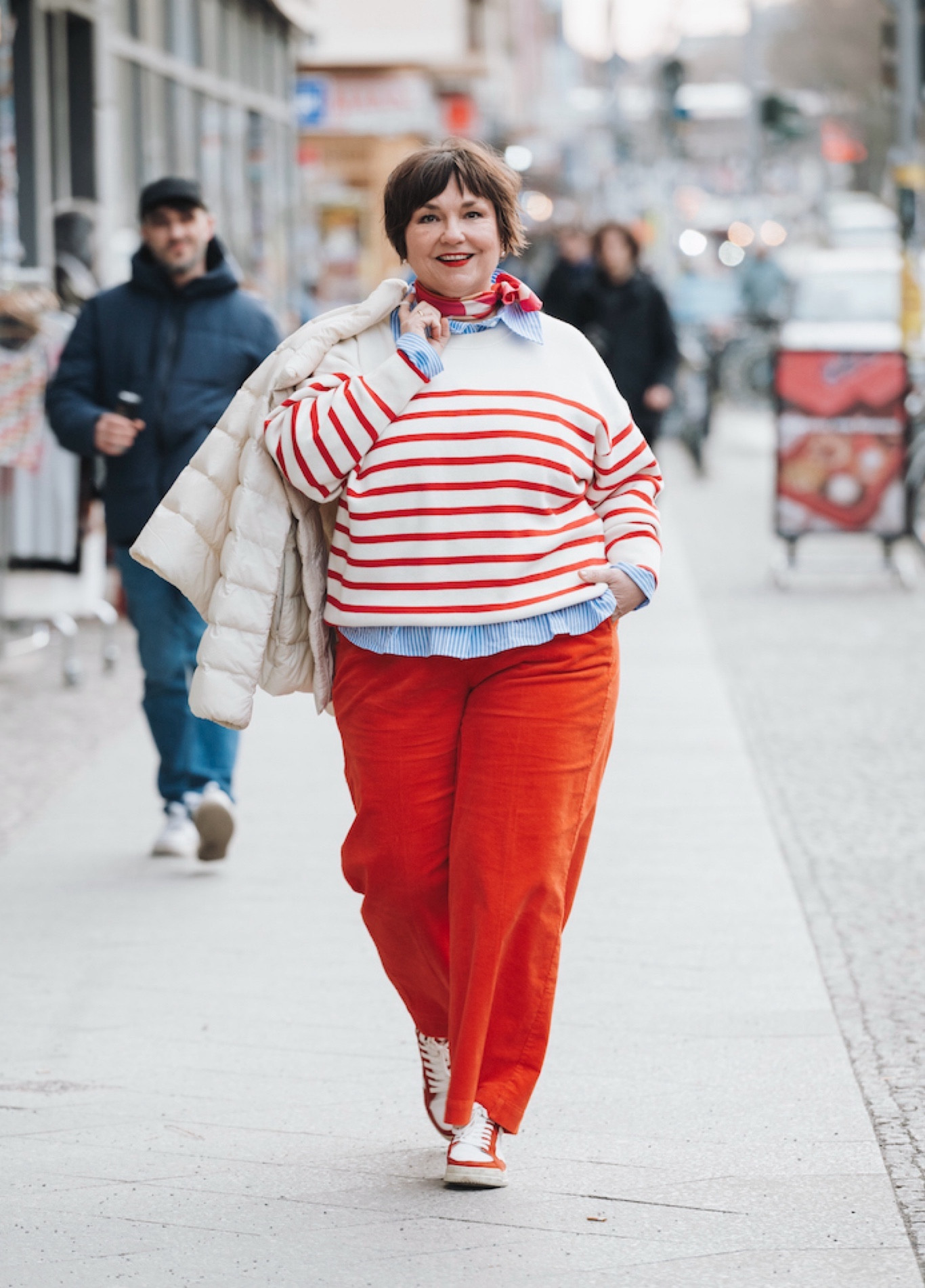 Mein Lieblingslook für den Übergang! ❤️Bluse, Streifenpulli, darüber noch bequeme, leichte Steppjacke! (Für die Hose und die Sneakers habe ich euch eine Alternative ausgesucht, da beides nicht mehr verfügbar ist.)

#LTKSeasonal #LTKplussize #LTKMostLoved