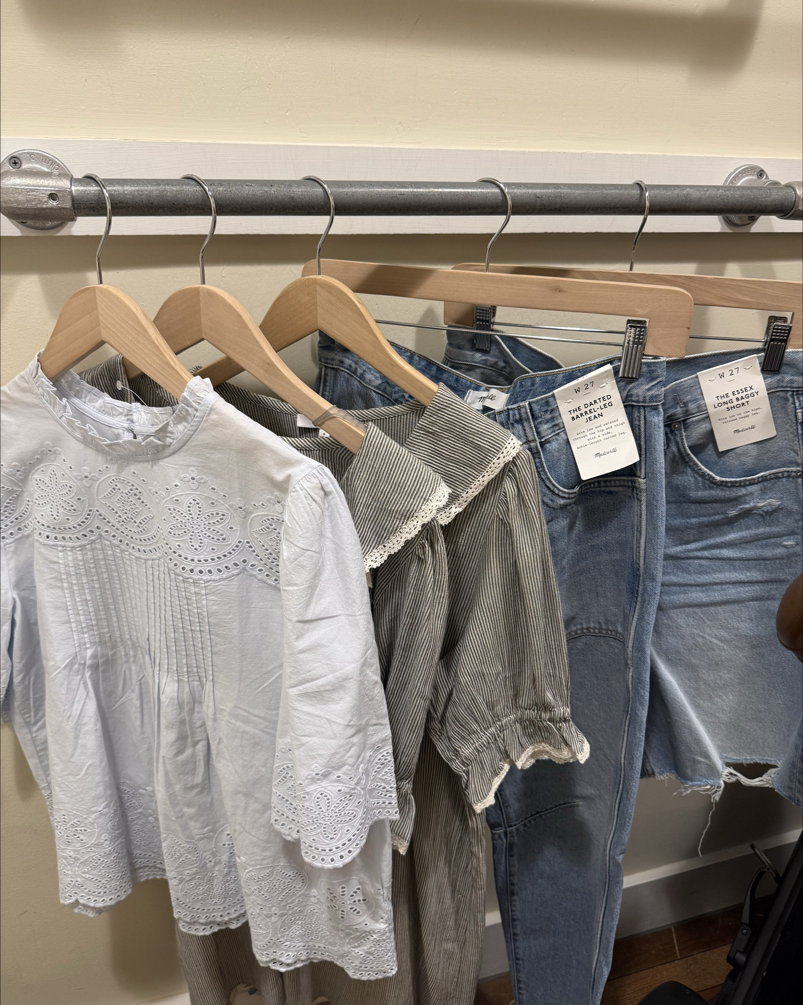 Madewell try on! went in to return something and ended up going with this embroidered top (small) and barrel jeans (sized up 2 postpartum) 

Spring style