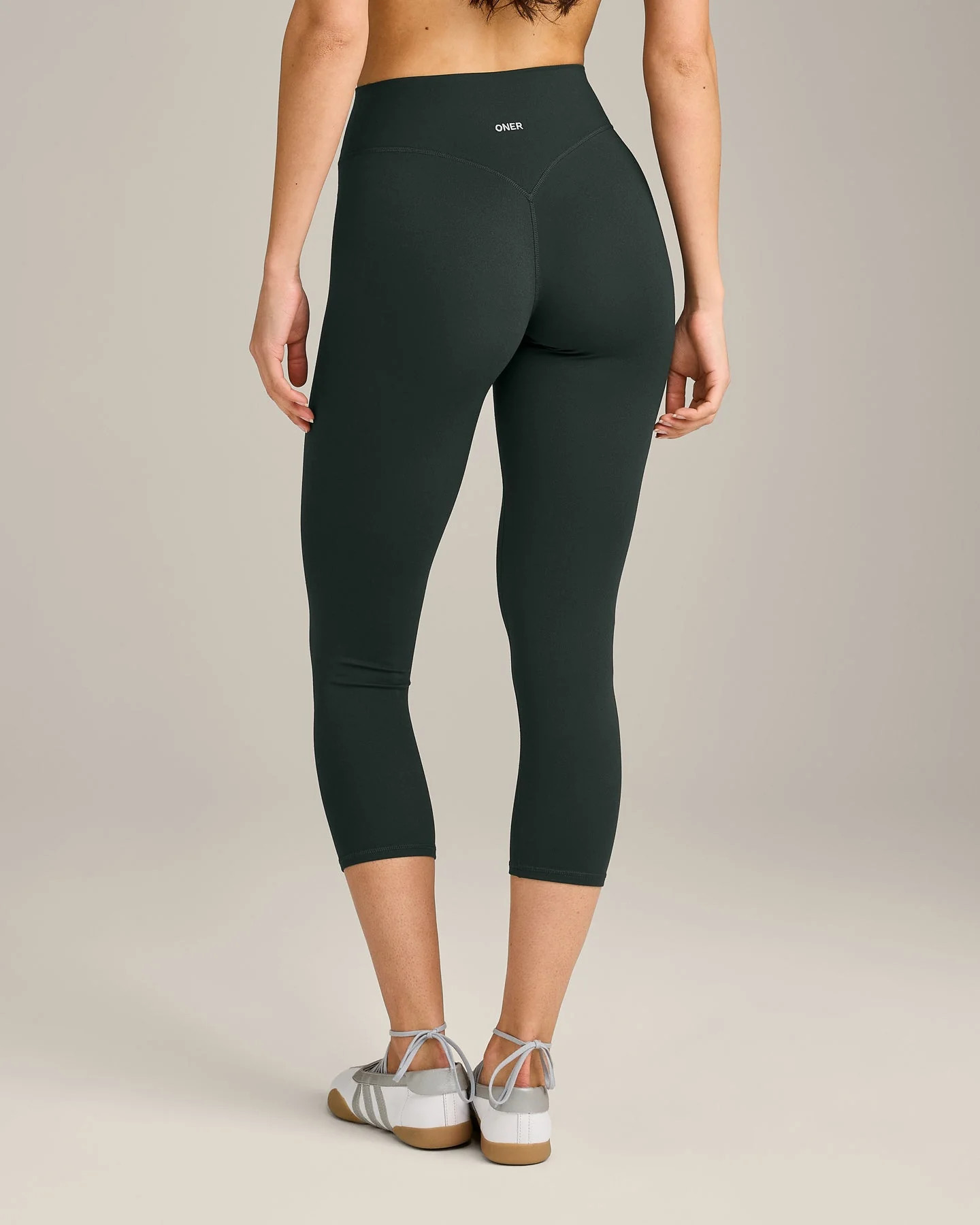SoftMotion\u2122 3/4 Length Leggings with Grey Logo
Emerald Noir | Oner Active (UK / US)