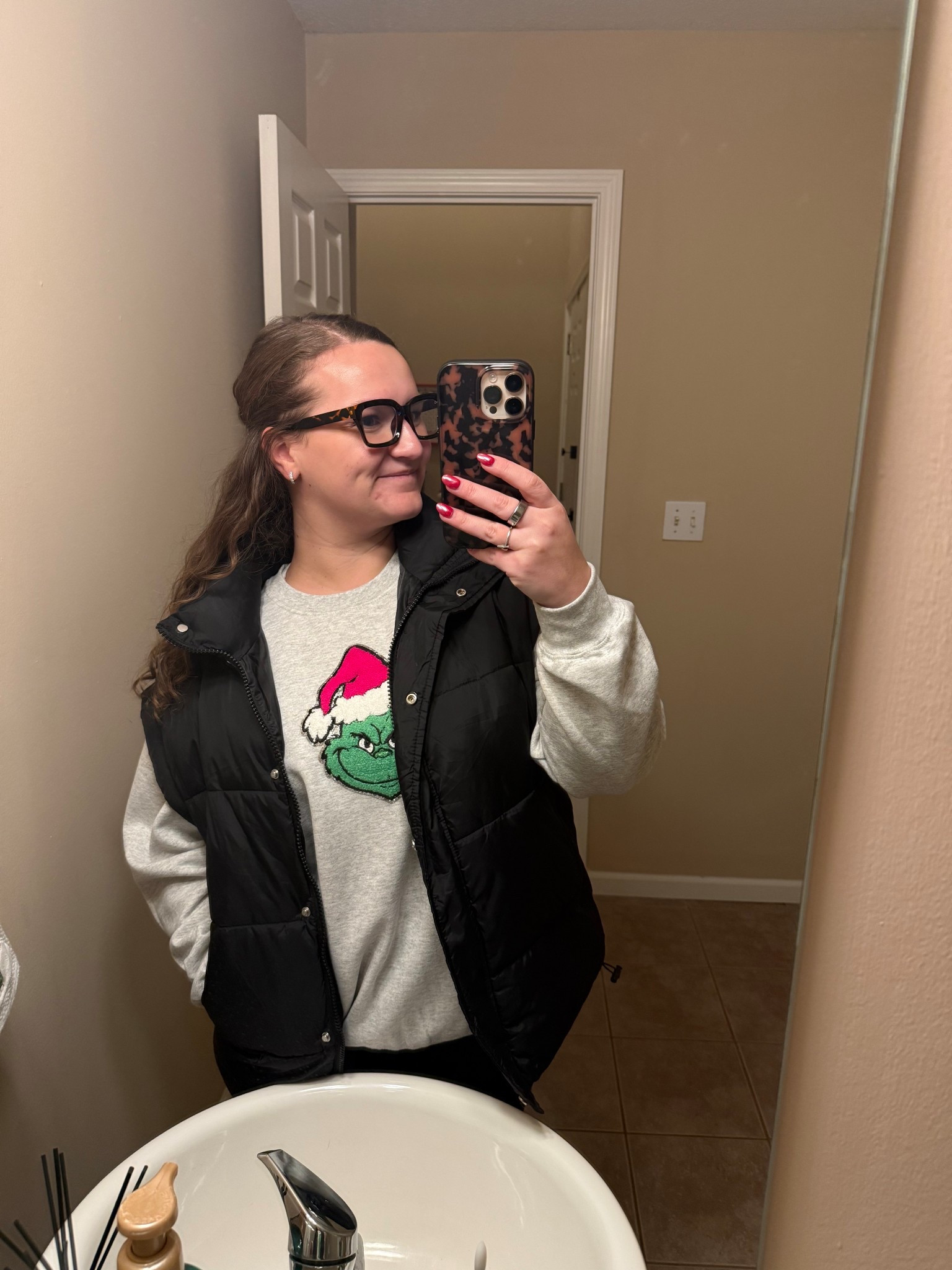 Casual cozy dinner fit!


Christmas sweatshirt
Cozy fit


#LTKFindsUnder50 #LTKootd #LTKHoliday