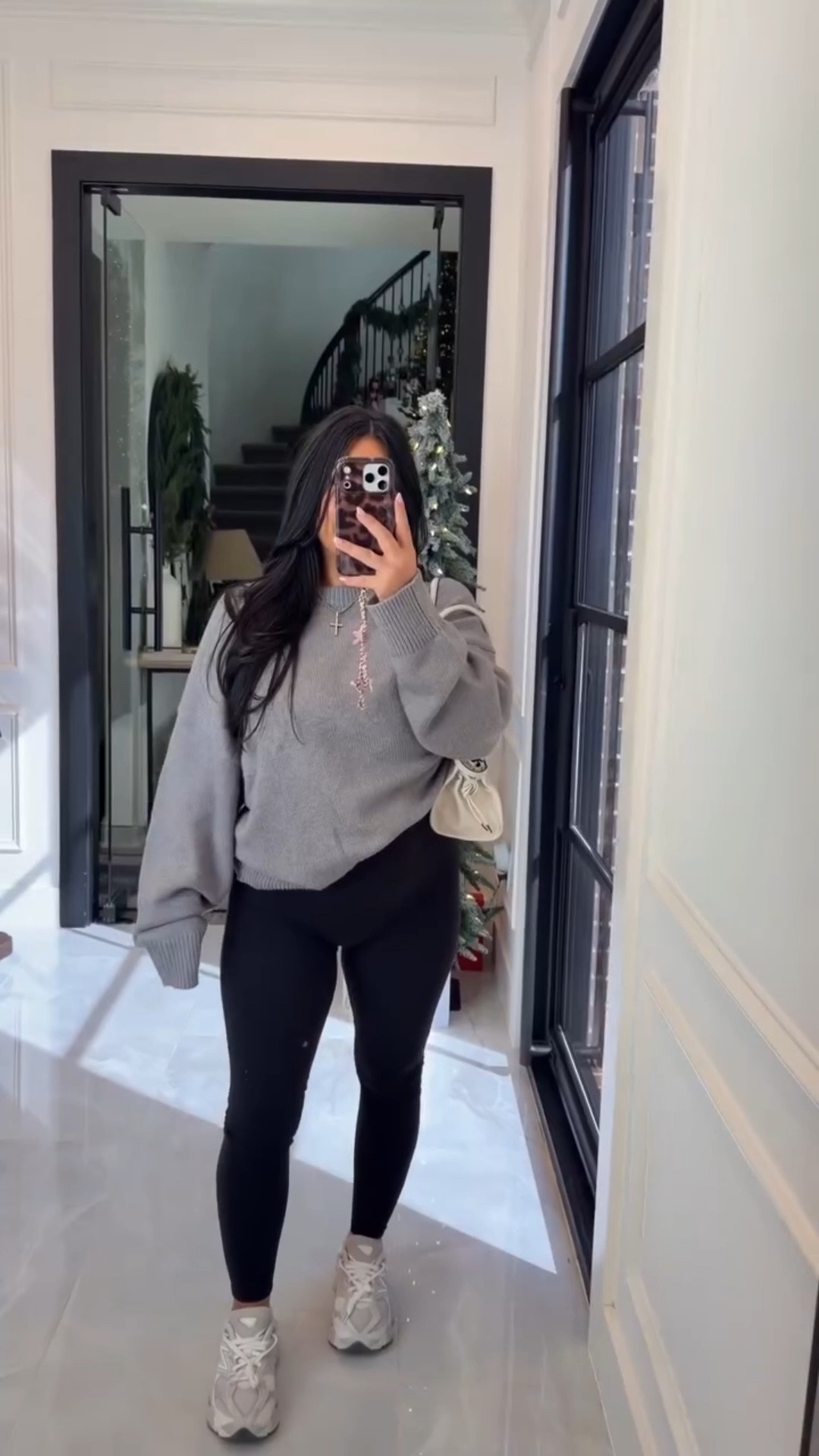 The perfect crewneck to add to your fall/winter wardrobe from amazon- love the versatility!! It’s on sale today and comes in several colors👏

Comment “need it” to get link sent to your DM✨

#amazonfinds #amazonfashion #whattowear #postpartum #mom #momoutfit #cloudcashmere #casualoutfit