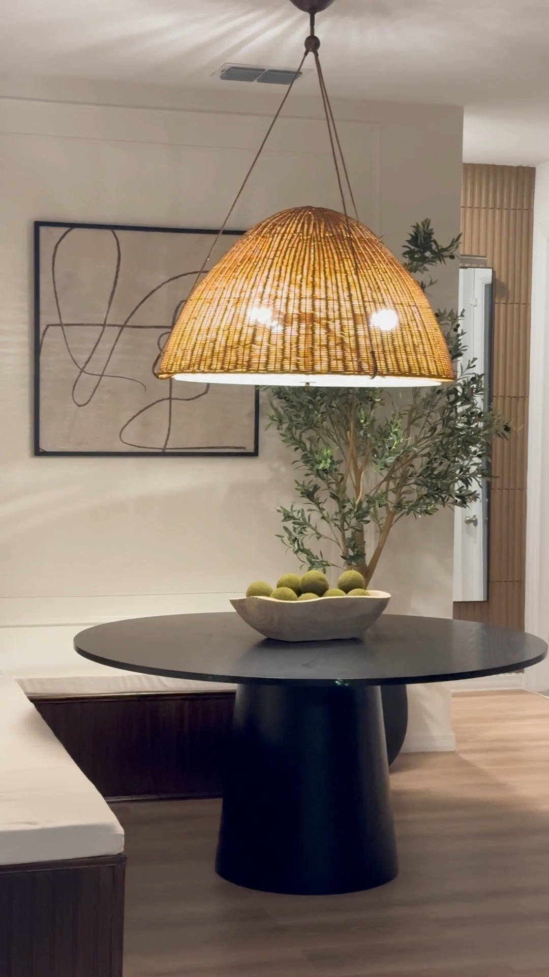 Achieve coastal vibes with this gorgeous woven pendant perfect for indoor or patio 🧡



Dining nook
Home
Home decor
New lighting
Chandelier 
Dining room chandelier 
Oversized lighting


#LTKHome #LTKSaleAlert