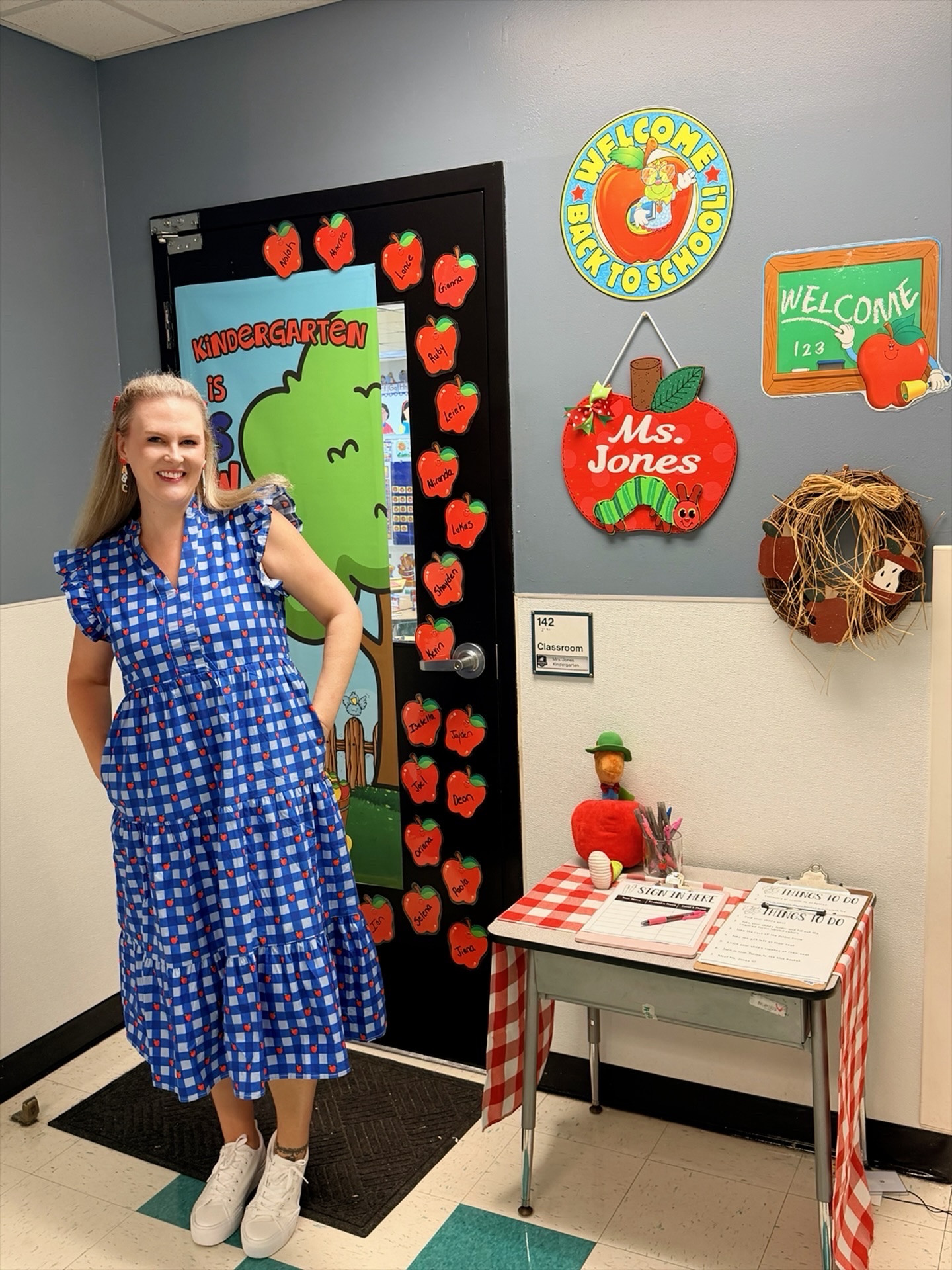 Apple teacher outfit 🍎
