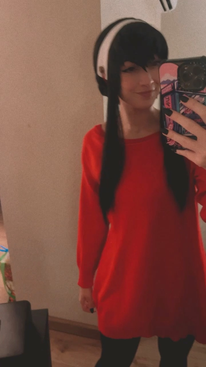 Casual Yor Cosplay, wig heavily styled by me, skirt altered 