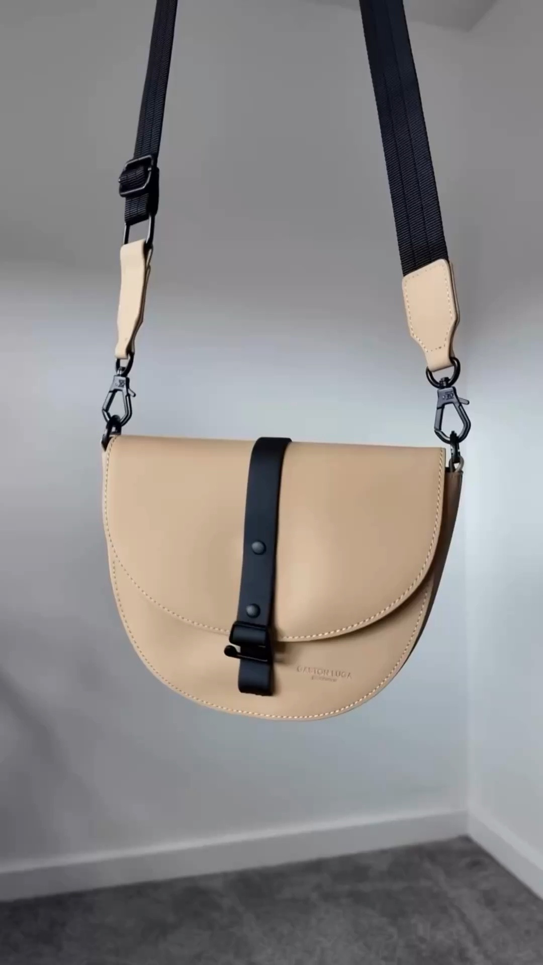 Minimalistic, simple and beautiful, complement every outfit 😍 Love this piece from @gastonluga and there is so many more gems in their collection! Which outfit is your favourite? 

#ad #bag #fashion #outfit #style