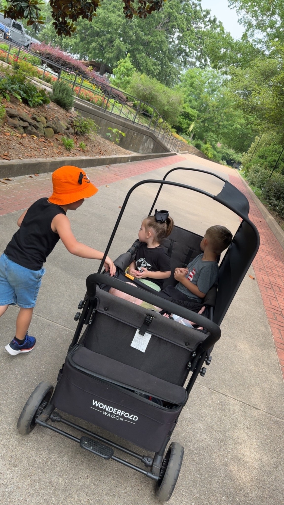 Wonderfold wagon is perfect for a zoo trip 🦆🦬