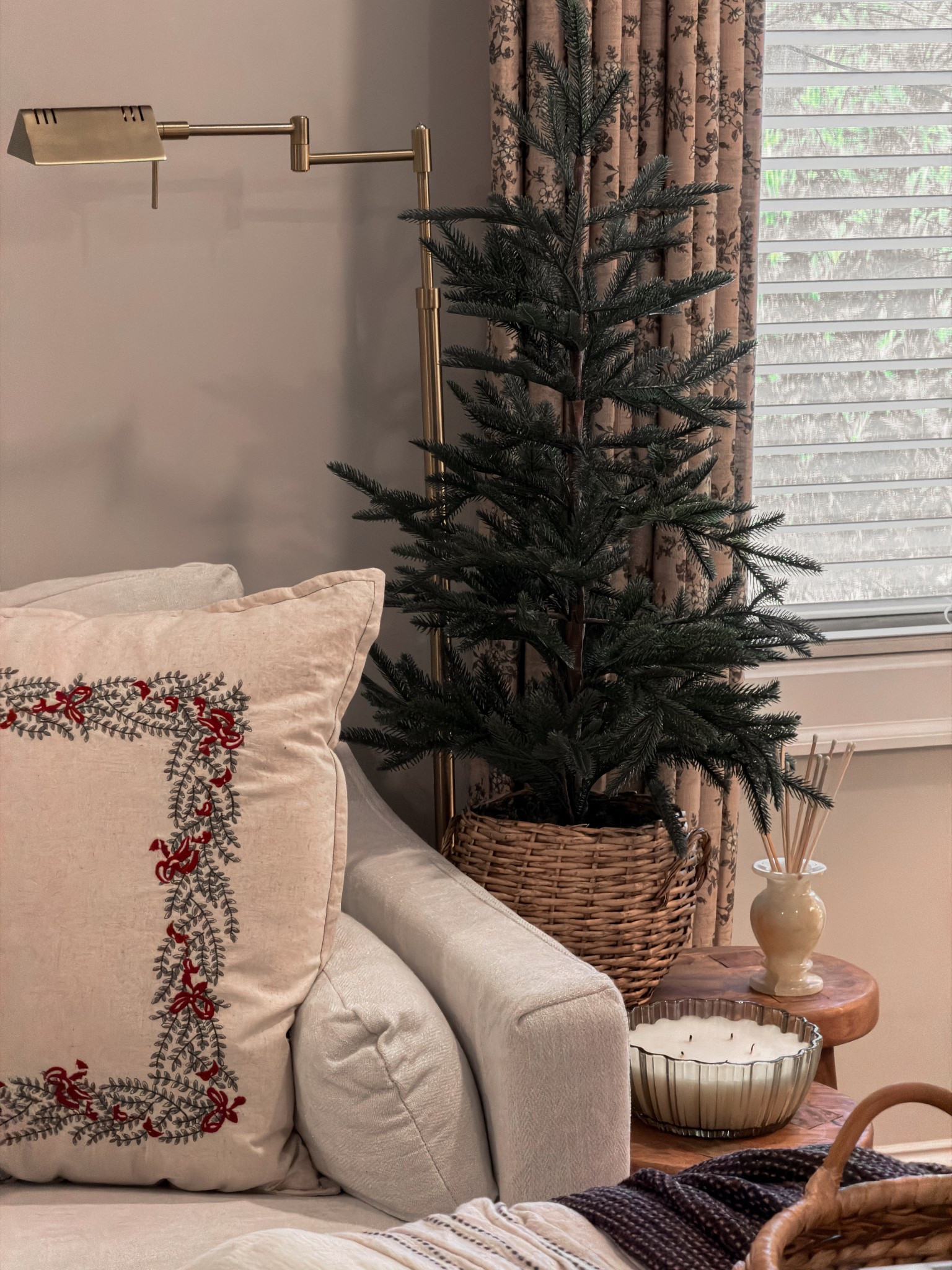 Target Christmas tree and Christmas pillow


#LTKHoliday #LTKHome #LTKFindsUnder50