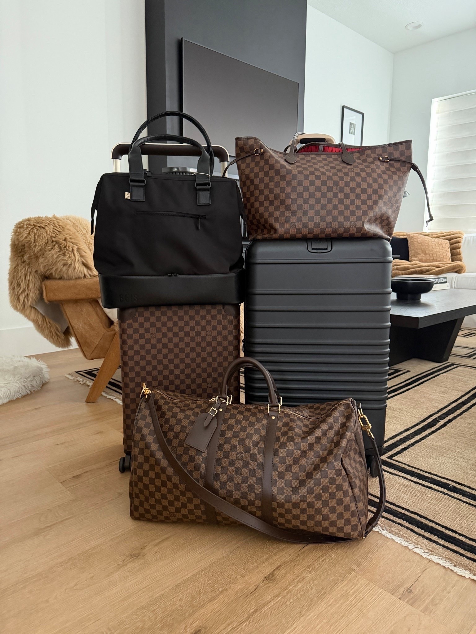 New Beis luggage in black 

