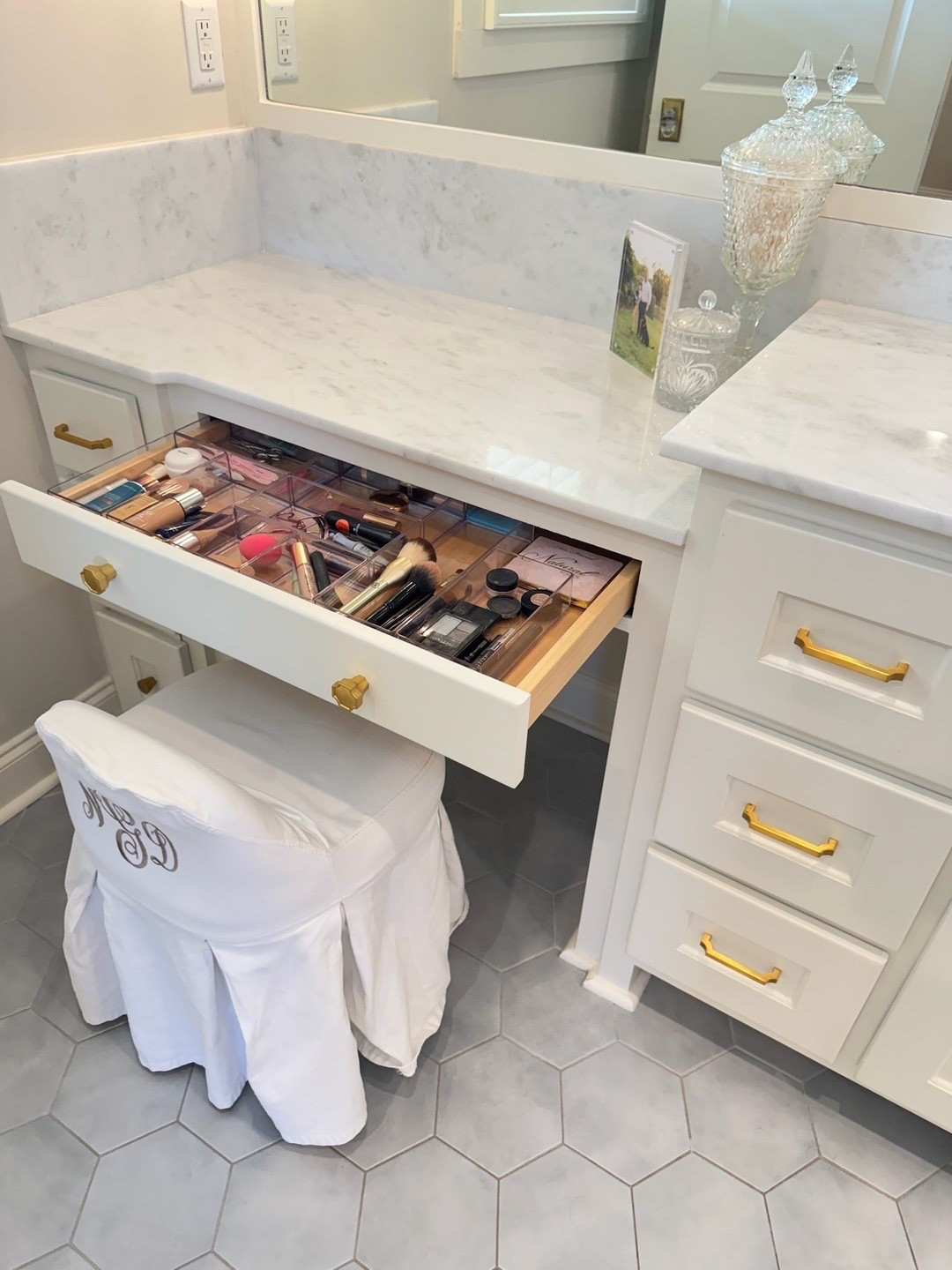 Bathroom beauty 🤍 We packed, unpacked, and organized this client’s new space. Vanity drawers can be tricky because the depths are always different, so we used these lower-profile inserts to make every inch count. No more digging for the daily essentials!

Whether you’re settling into a new home or finally ready to tackle that clutter, we’re here to help you create systems that actually stick. 💫

✨ Ready to make every drawer a happy place? Tap the link in our bio to get started!

SAVE for later 💾
SHARE with a friend 📲
LIKE if this was helpful ❤️