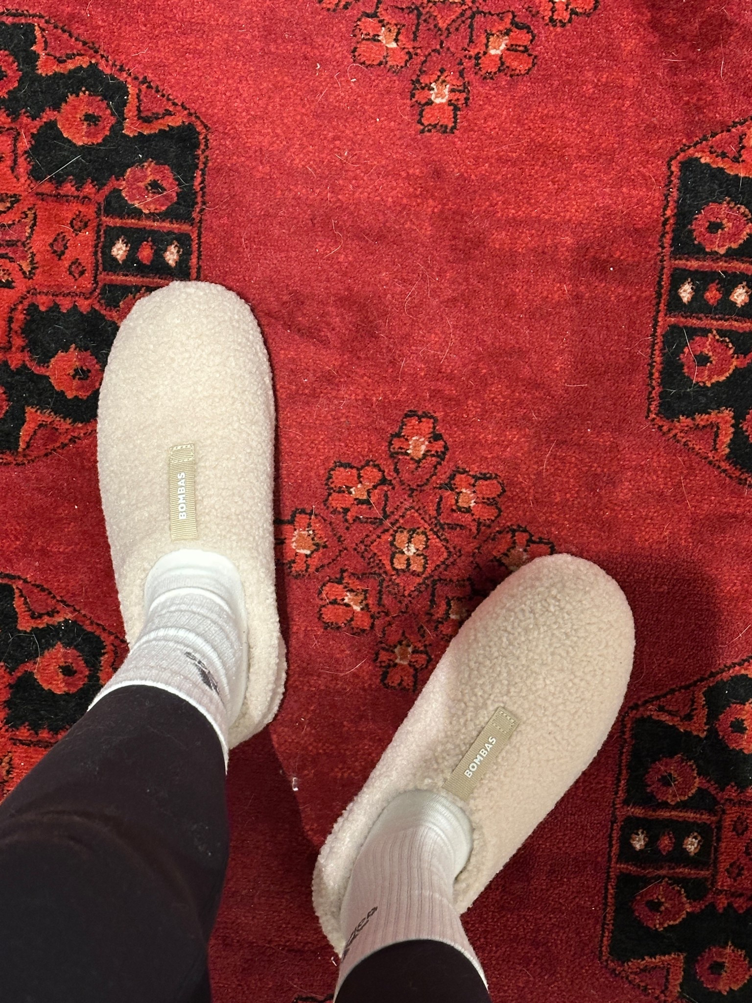 the PERFECT mom slippers 🤍 I’ve linked them in 🇨🇭& 🇺🇸 // they run a little small so I would size up! 

#LTKmomlife #LTKHoliday #LTKFindsUnder100