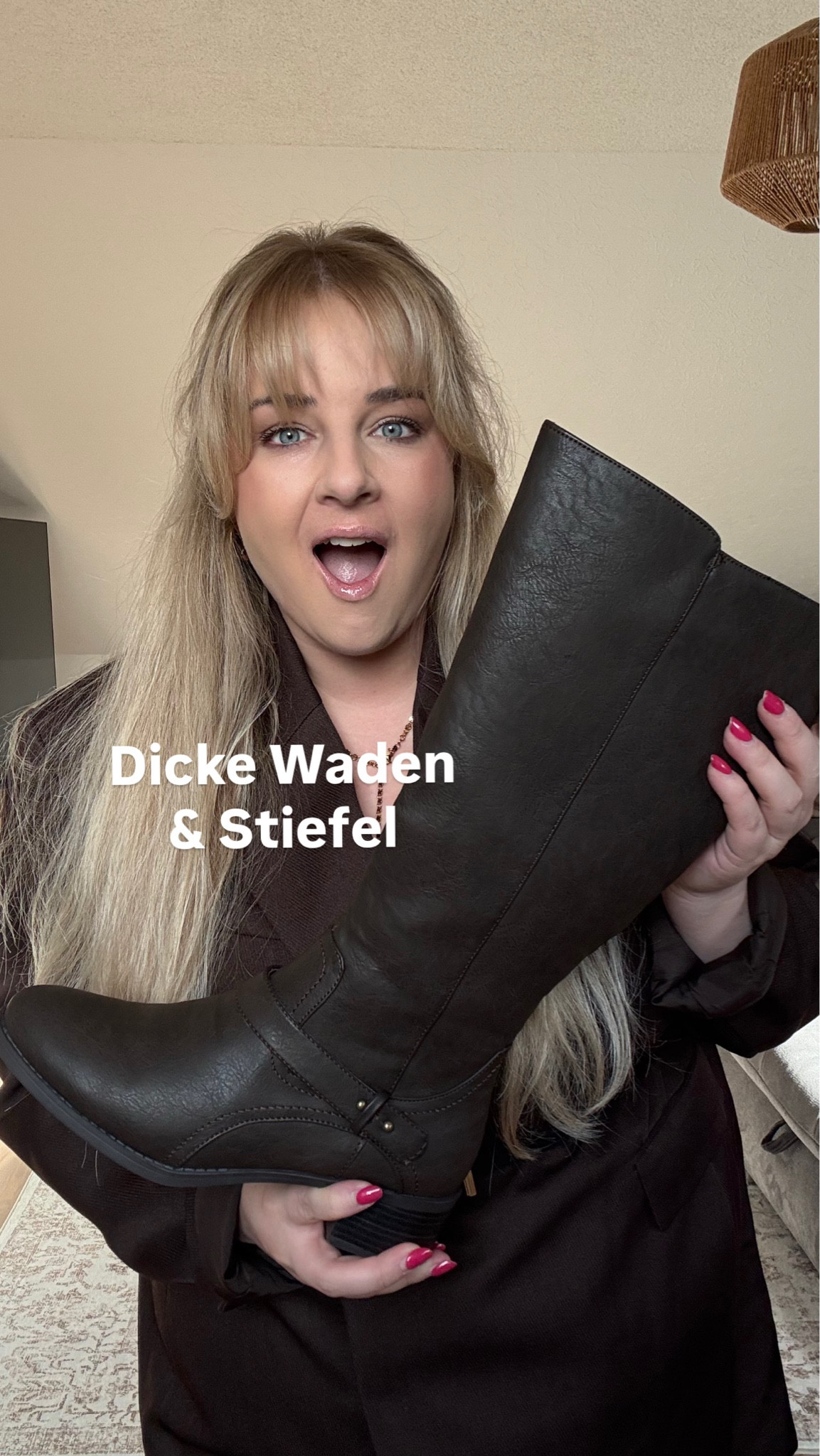 Weitschaftsstiefel 👋🏻
⬇️⬇️⬇️
Schaut da unter den jeweiligen Artikel, die Weite steht da immer dazu.

Die anderen verlinkten sind nämlich noch weiter als meine, die ich im Video Trage. 

Das Blazerkleid trage ich in Gr XXL wie Gr 48/50 - Oversize geschnitten 

#weitschaftsstiefel #stiefel #dickewaden #braun #schwarz


#LTKplussize #LTKwinter #LTKshoes