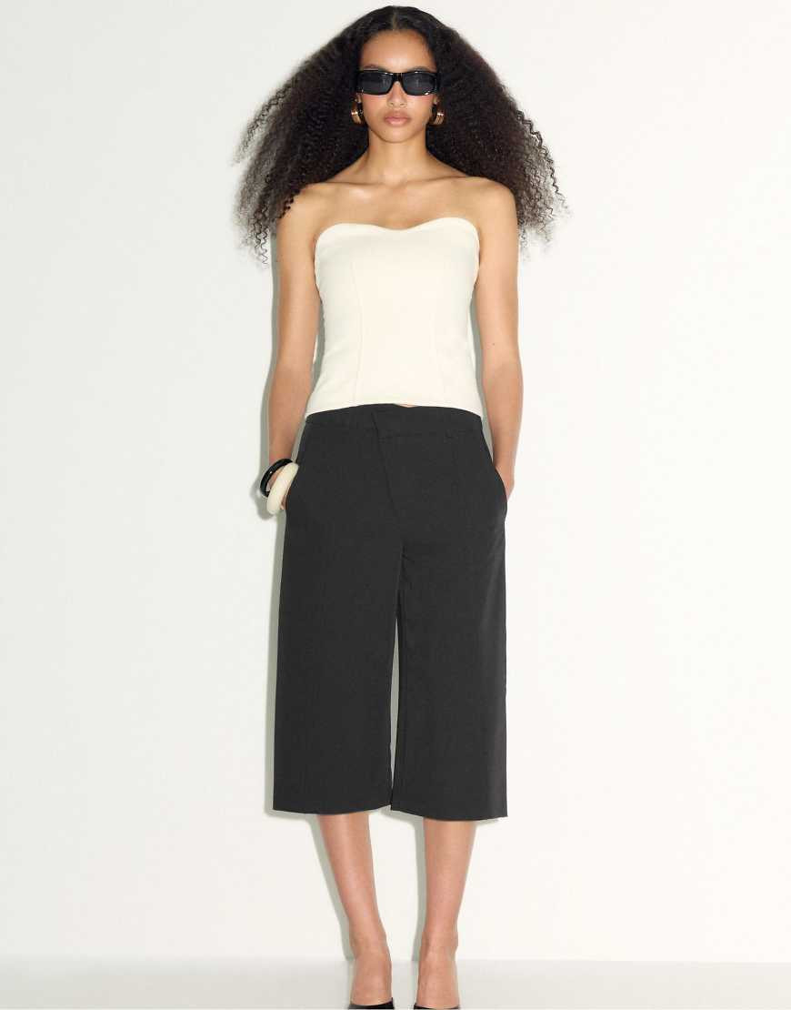 Stradivarius Wide-leg cross-waist bermuda shorts in black | ASOS (Global)