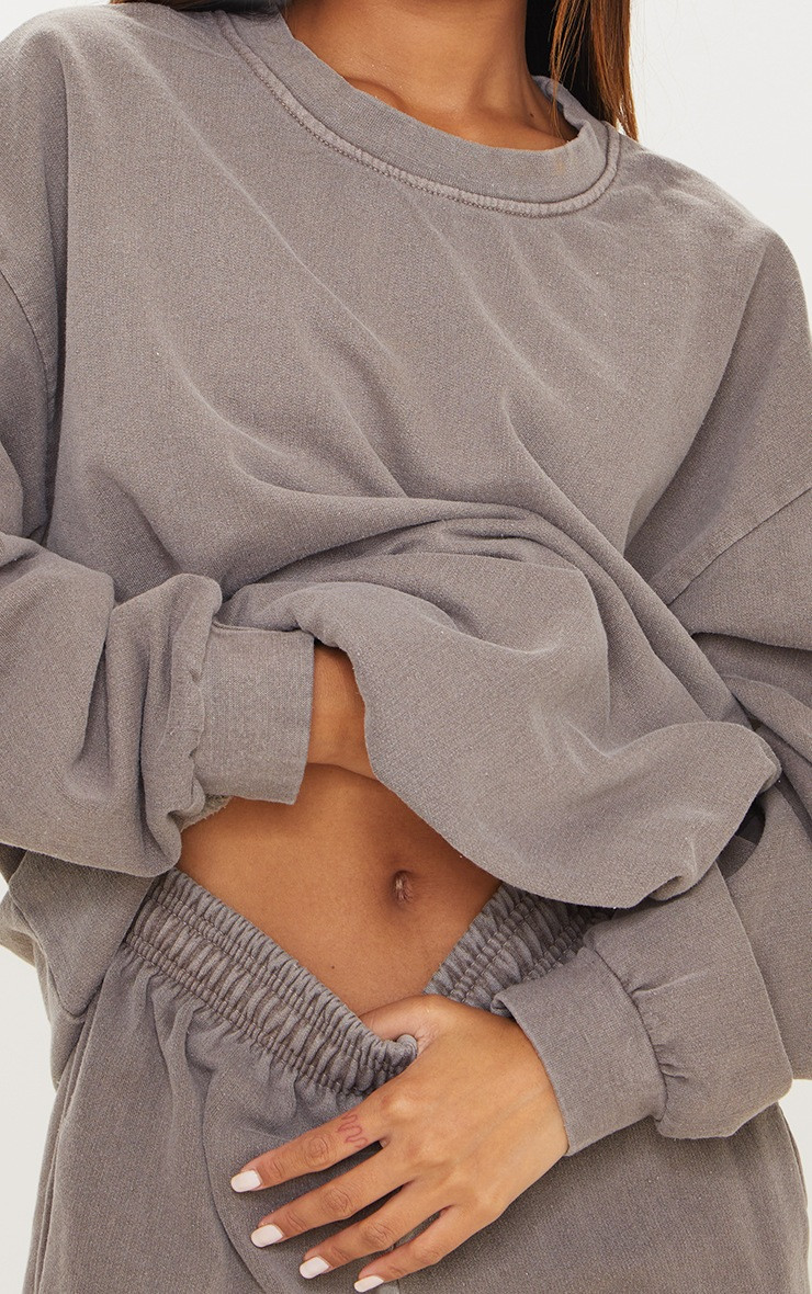 Mocha Washed Oversized Sweatshirt | PrettyLittleThing US