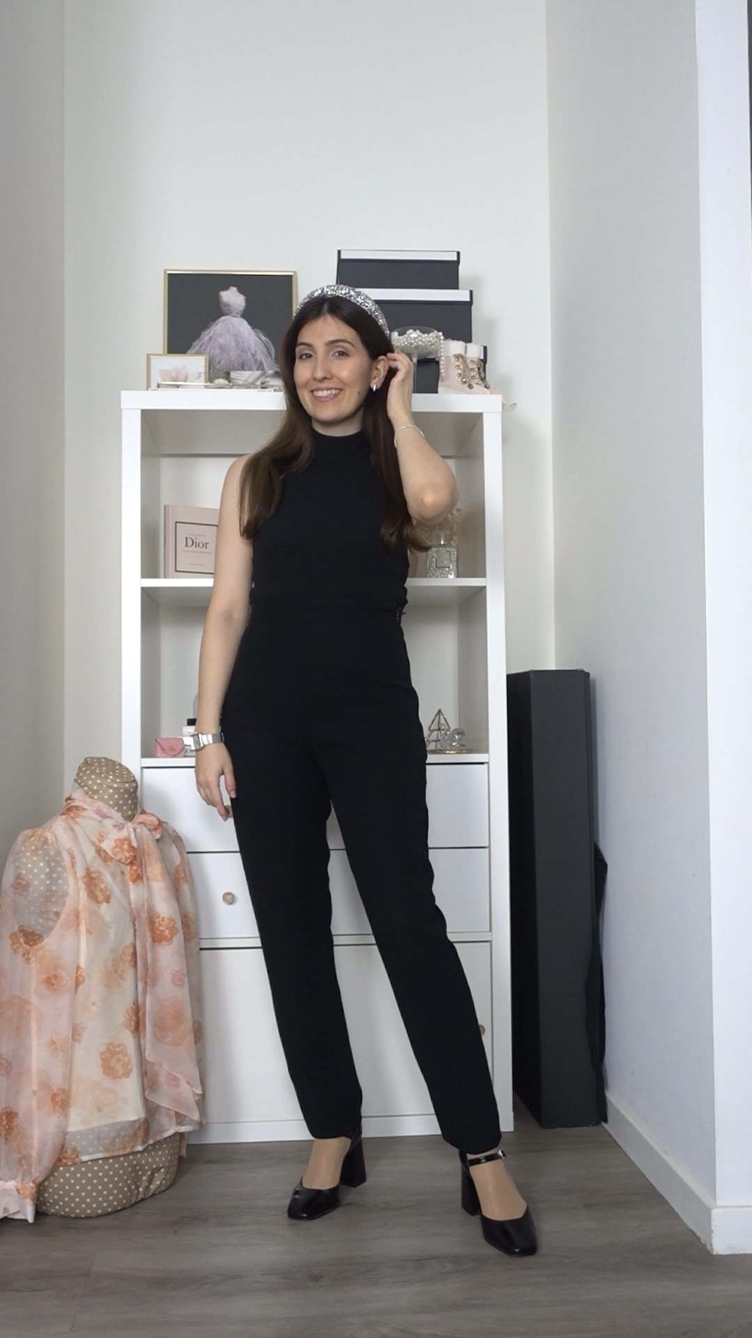 Day 21 of 25 days of festive outfits!

For today’s holiday look I create an outfit for New Year’s Eve through videocall for all of us who spend the holidays away from our families!

Top: Zar
Trousers: Dior
Shoes: Bobbies
Watch: Cluse 
Bracelet: Pandora
Earrings & ring: Swarovski
Headband: (probably) Amazon

#LTKwinter #LTKeurope #LTKpartywear