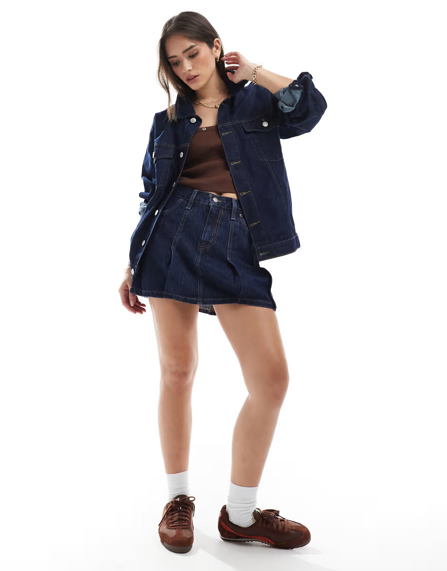 Levi's pleated denim mini skirt in dark wash blue-Navy | ASOS (Global)