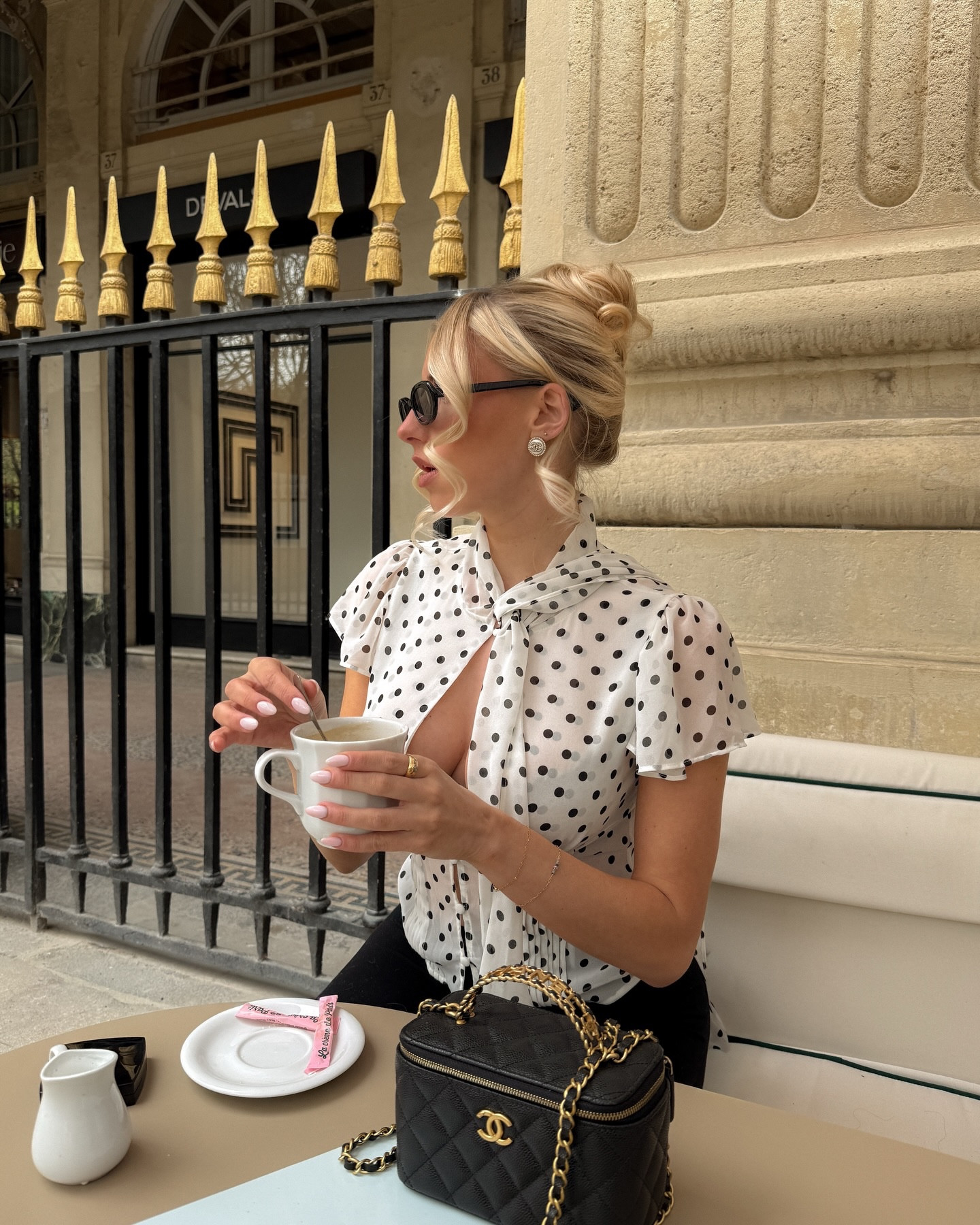 Café date in Palais Royal? 🤍☕️

📍La Crème du Palais Royal 

#polkadottop #petitpois #alaparisienne #parisiennestyle #stylealafrancaise